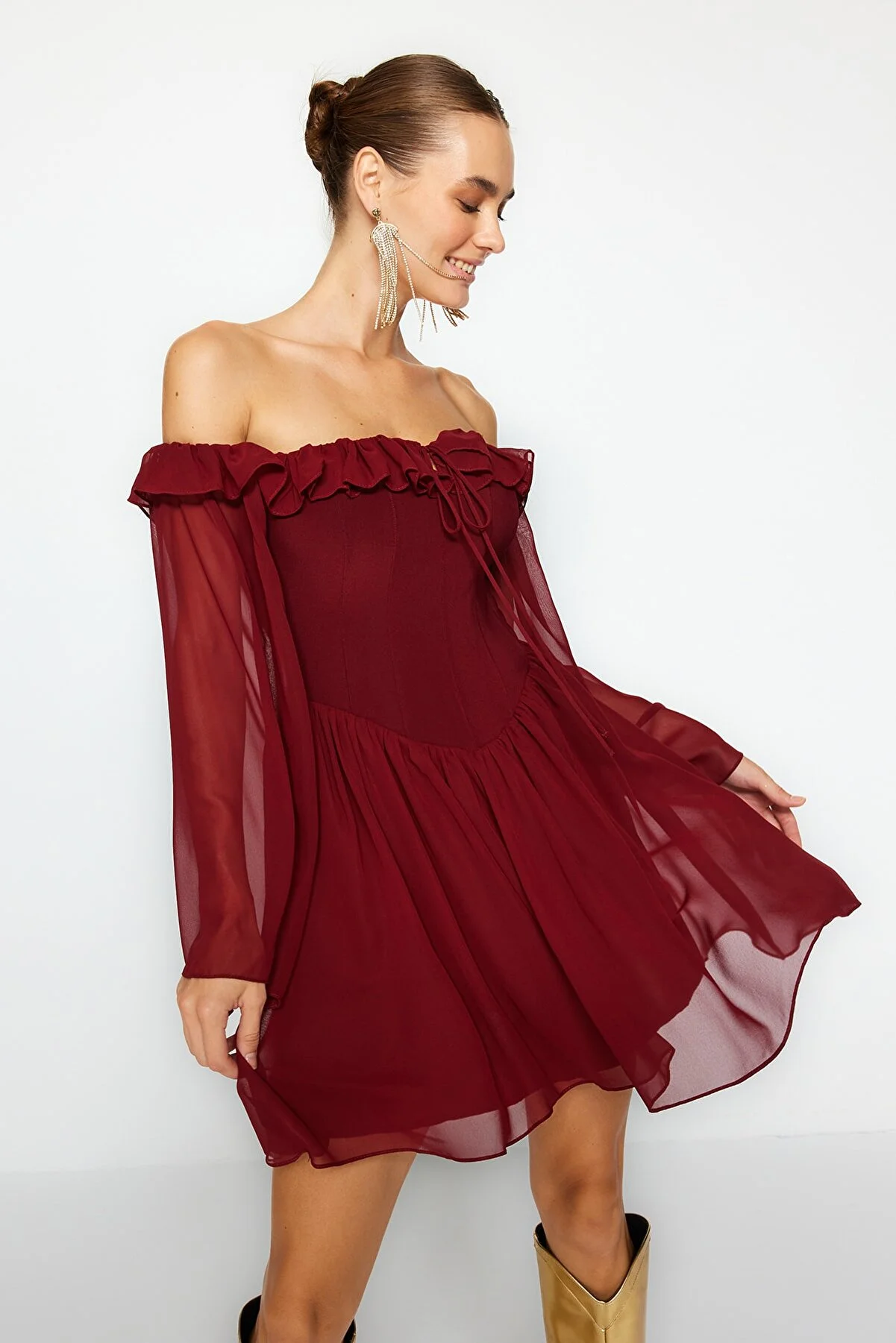 Trendyol Collection  Burgunderrotes elegantes Abendkleid aus Chiffon mit offener Taille/Skater-Futter und Rüschen TPRSS23EL00096