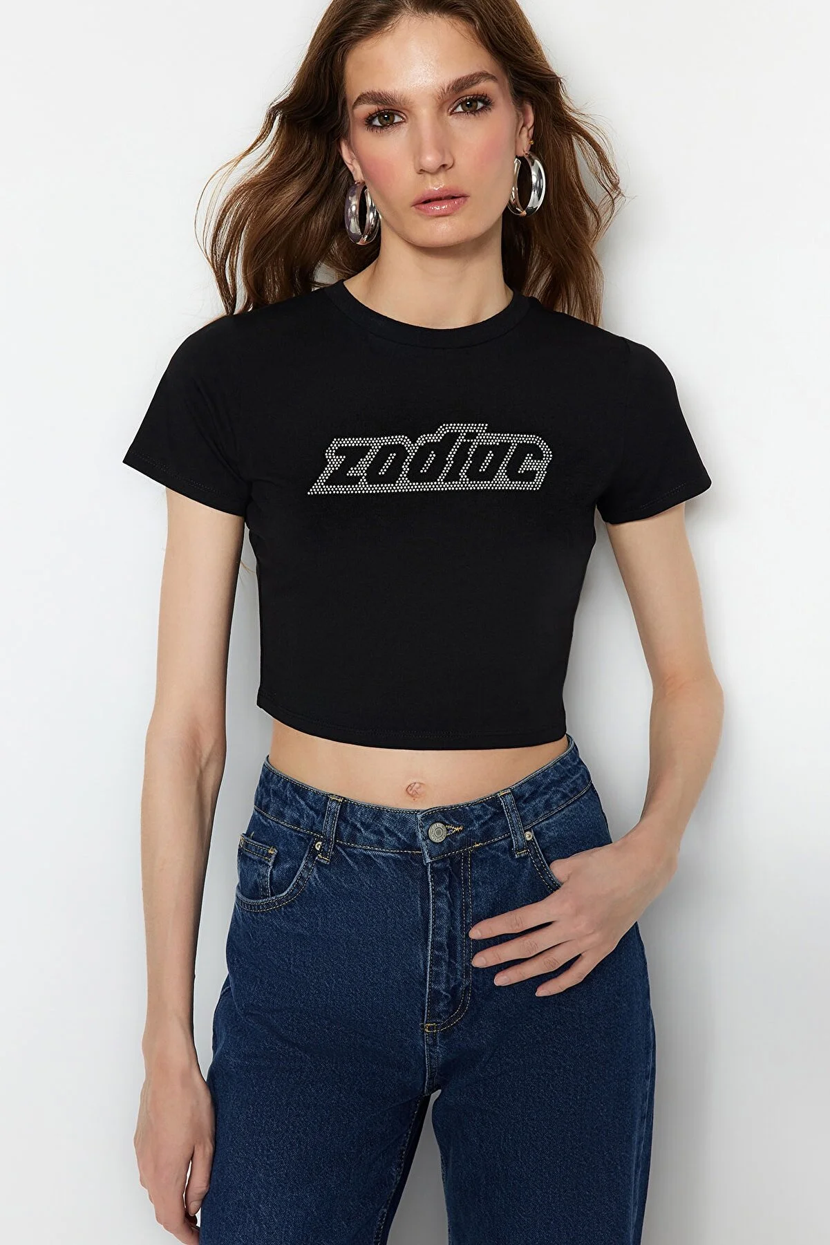 Trendyol Collection  Schwarzes, mit Steinen bedrucktes, kurz geschnittenes, dehnbares Strick-T-Shirt aus Baumwolle mit Rundhalsausschnitt und Rundhalsausschnitt TWOSS23TS00128