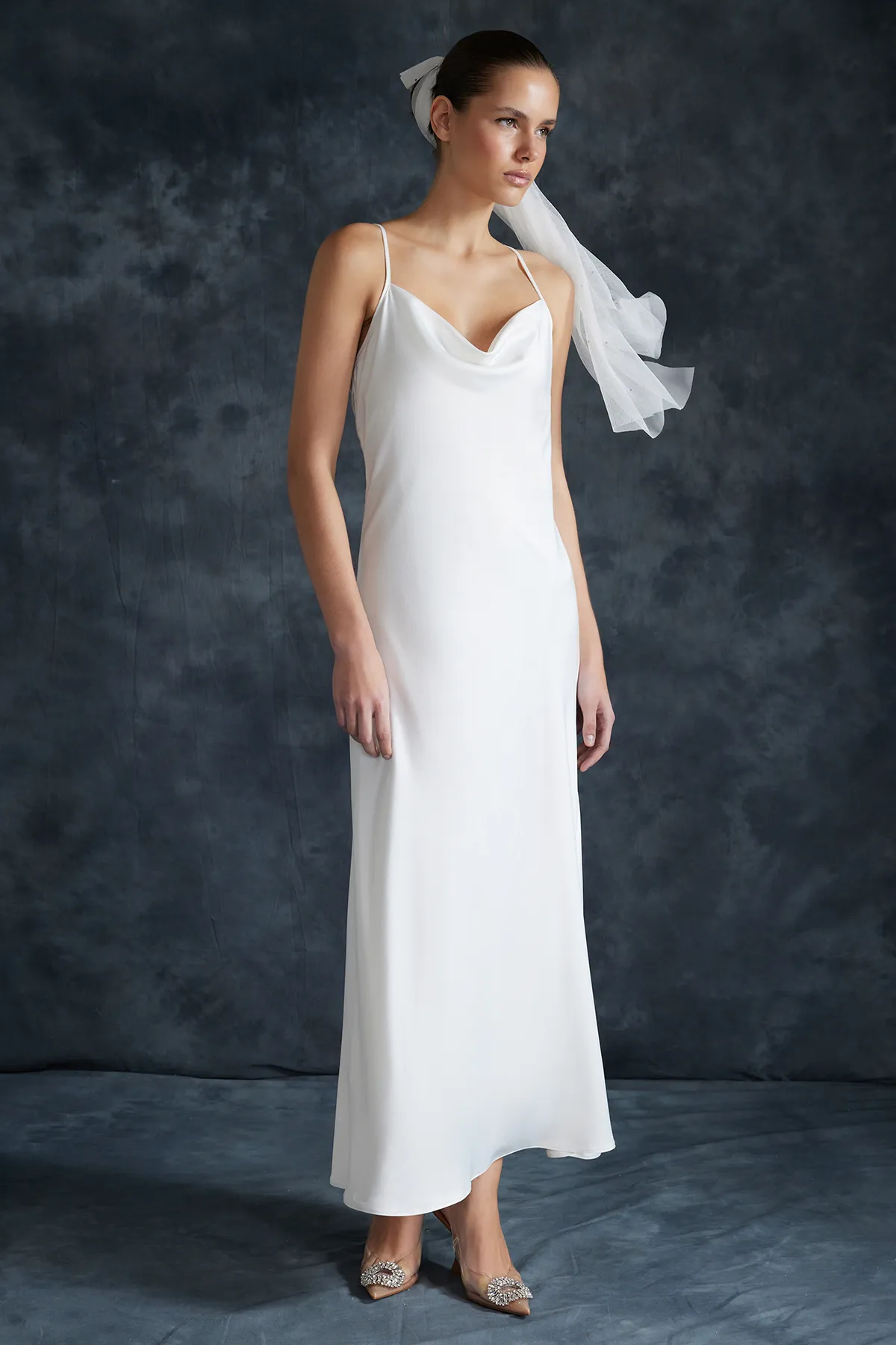Trendyol Collection  Weißes Brautaccessoire aus Satin für Hochzeit/Nikah, elegantes Abendkleid TPRSS24EL00002