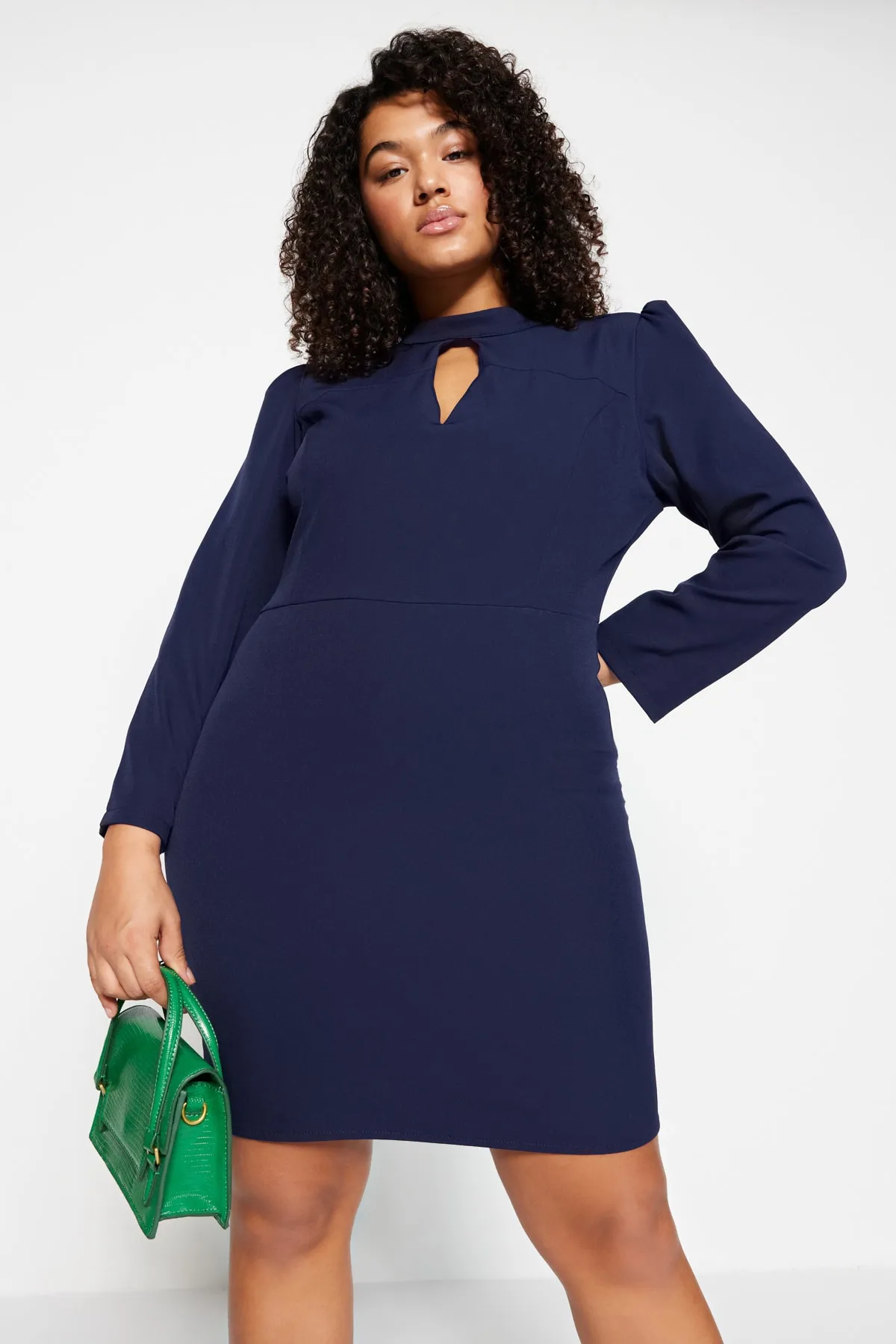 Trendyol Curve  Marineblaues, figurbetontes Minikleid aus Webstoff mit großem Kragen, tiefem Ausschnitt, ungefüttert, langen Ärmeln, TBBAW23AH00040