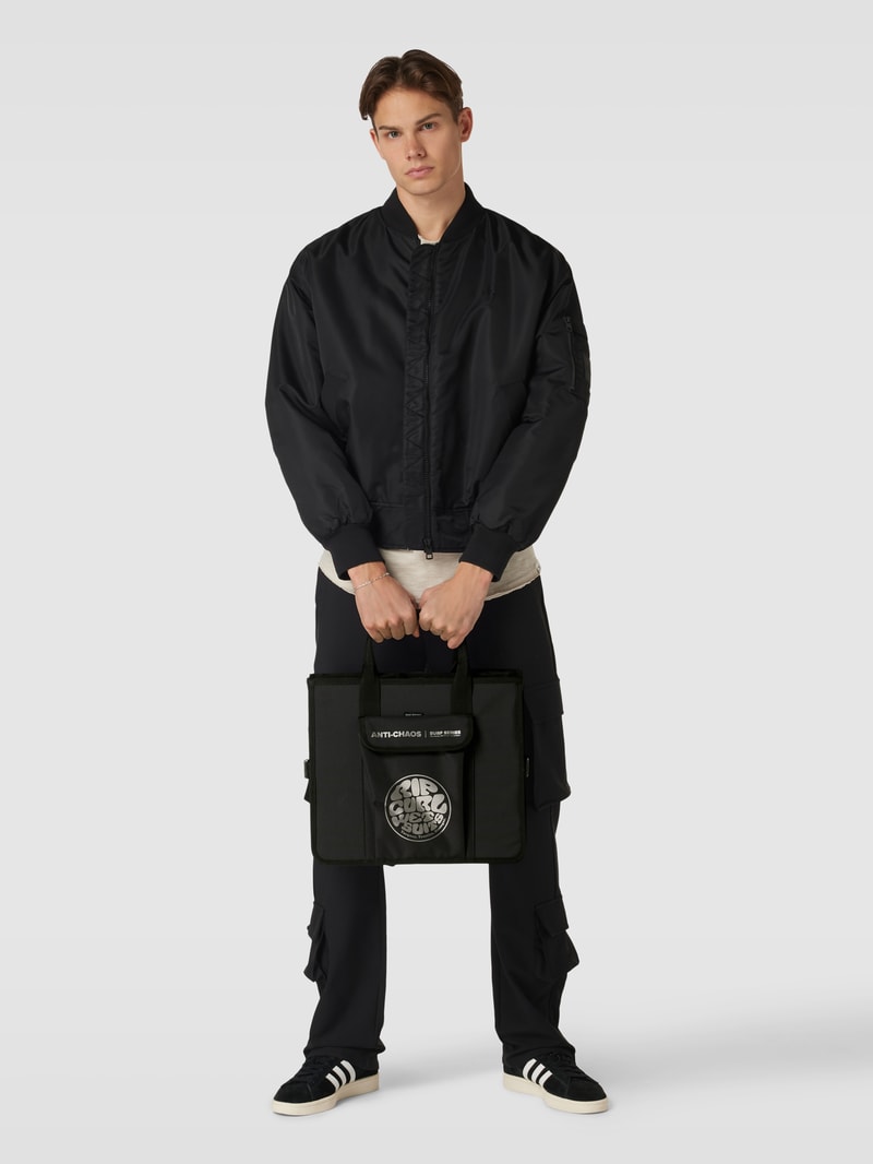 Tasche mit Label-Print in schwarz