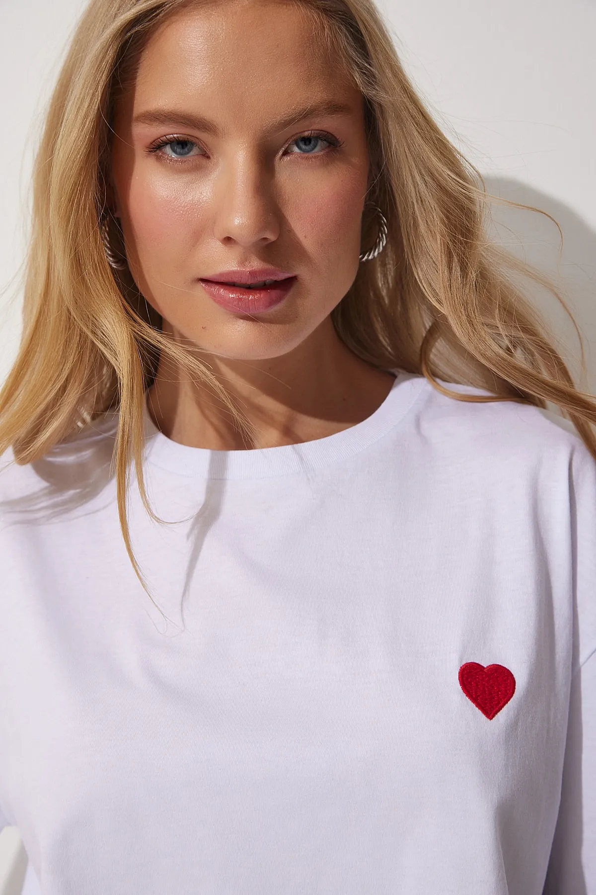 Happiness İstanbul  Weißes Oversize-T-Shirt aus Baumwolle mit Herzstickerei für Damen CR00405