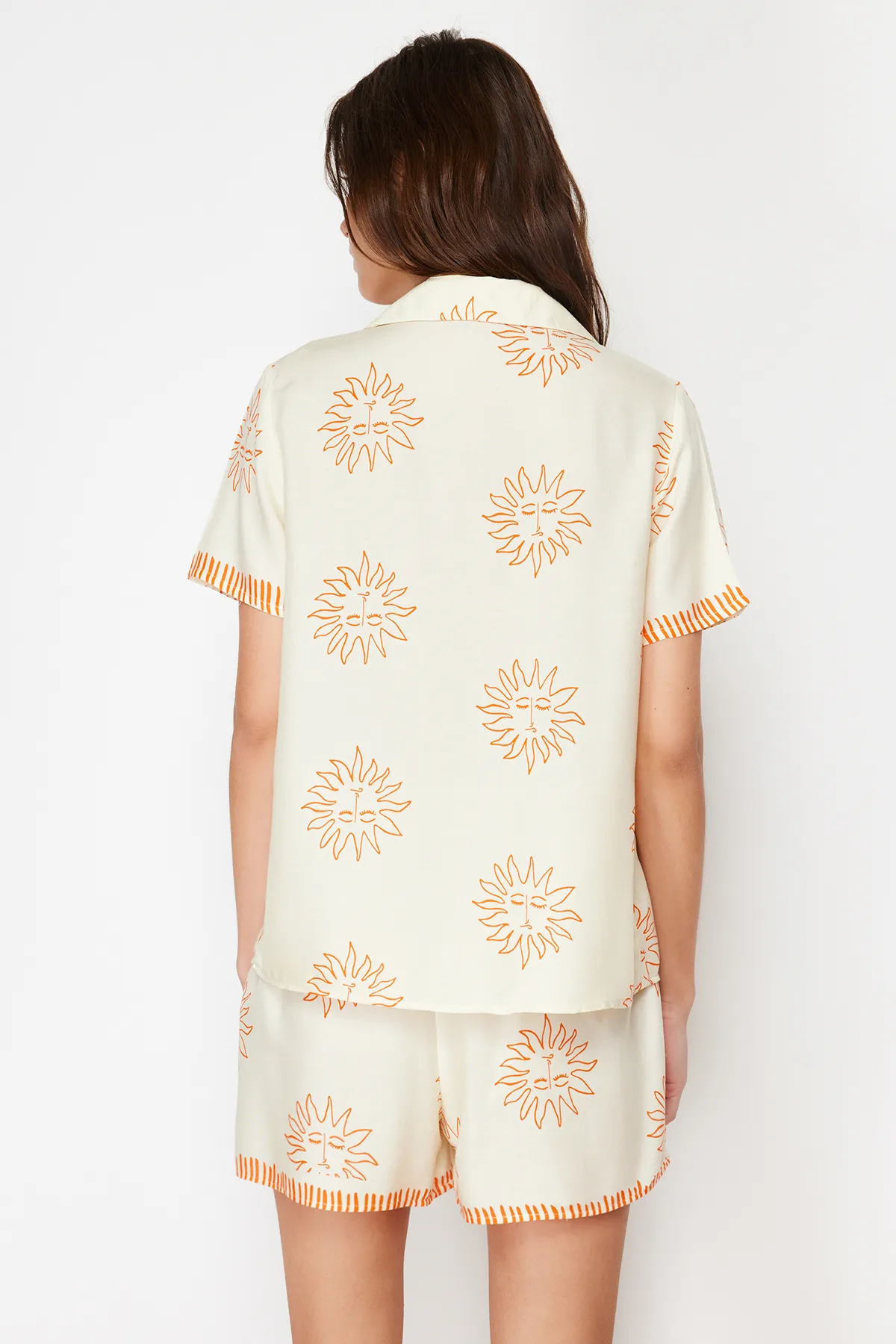 Trendyol Collection  Pyjama-Set aus gewebter Viskose mit Ecru-Orange-Galaxy-Muster THMSS24PT00009