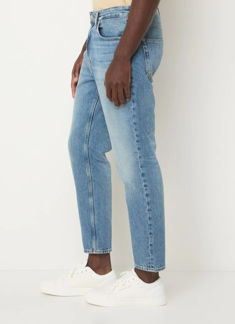 Calvin Klein slim fit cropped jeans med medium vask og sidelommer