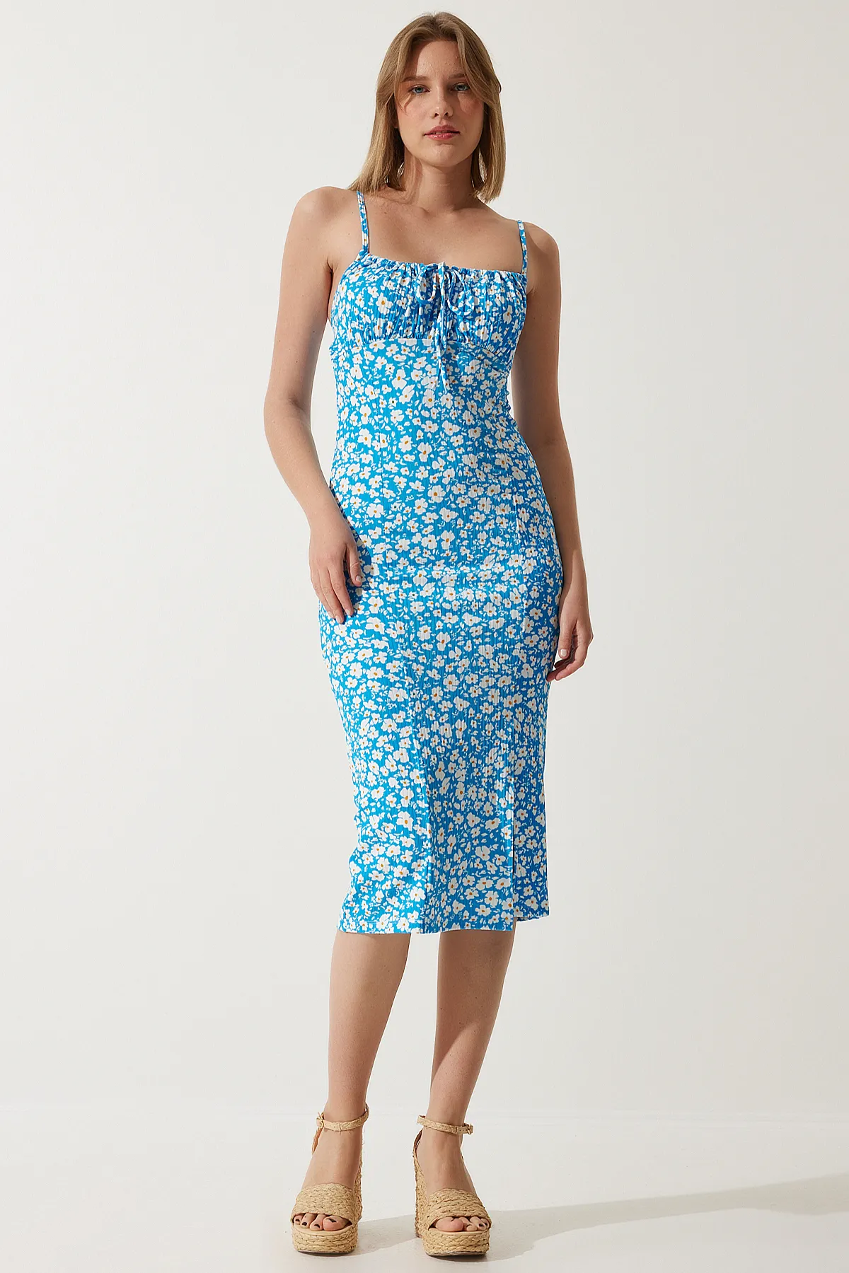 Happiness İstanbul  Blaues, geblümtes, geschlitztes Sommer-Strickkleid für Damen CI00029