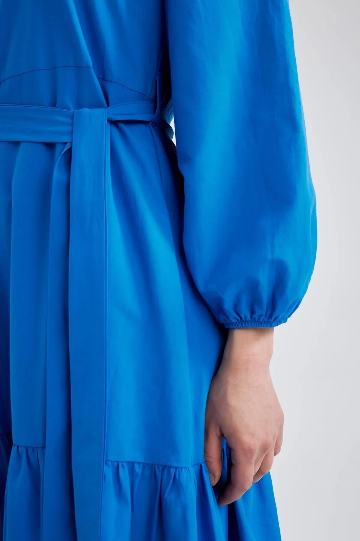 DeFacto  Langärmliges Popeline-Maxikleid mit Rundhalsausschnitt und Taillenschnürung