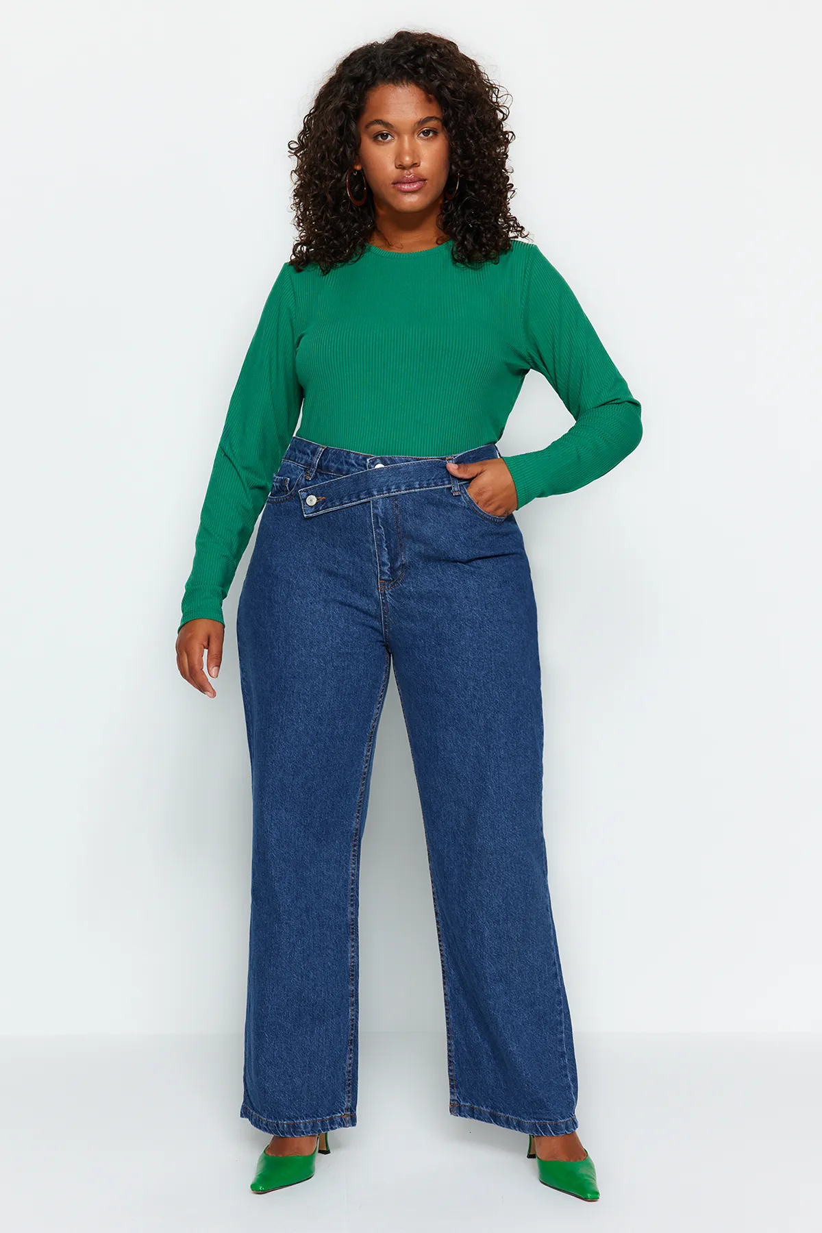Trendyol Curve  Dunkelblaue Jeans mit geradem Schnitt und detaillierter Taille TBBAW24CJ00003