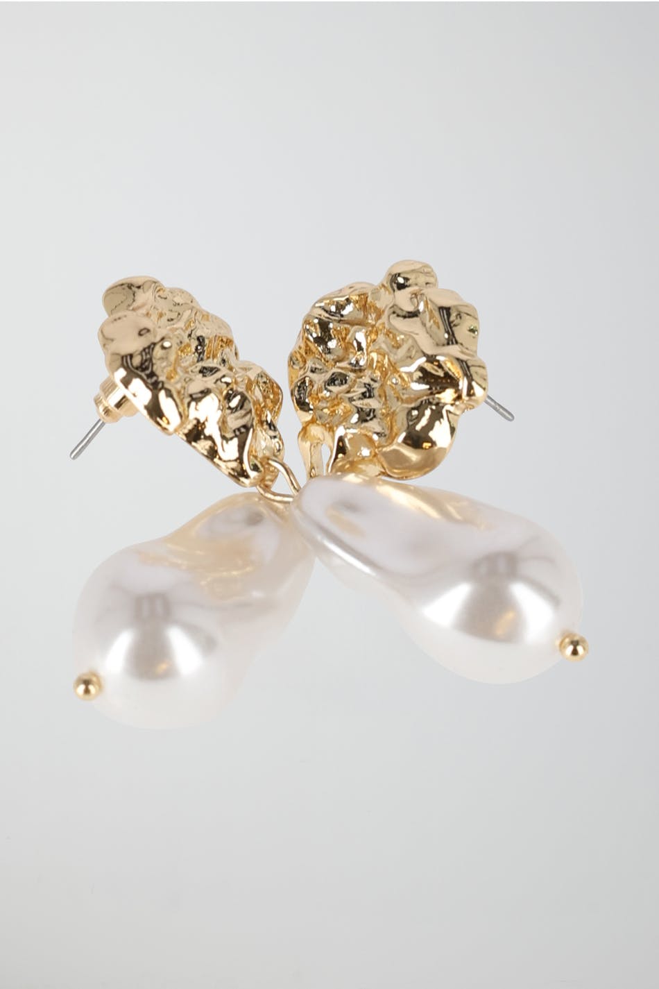 Hammered pearl earrings