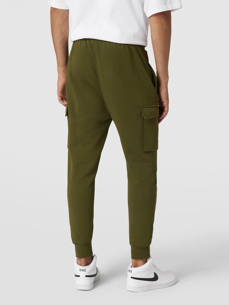 Sweatpants mit Label-Stitching Modell 'Nsw Club Pant Cargo' in olivgrün