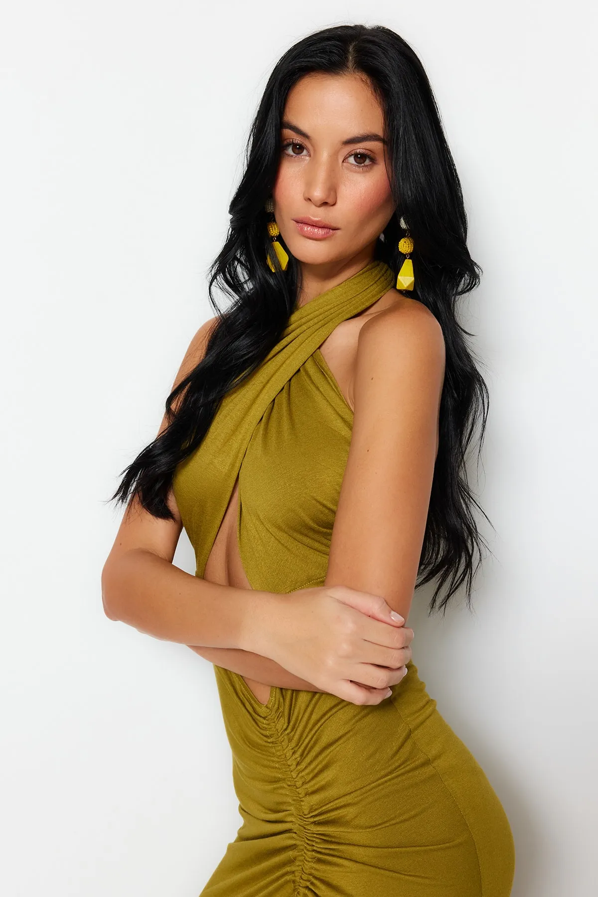 Trendyol Collection  Khakifarbenes, figurbetontes Maxi-Strandkleid mit Cut-out/Fensterausschnitt TBESS23EL00229