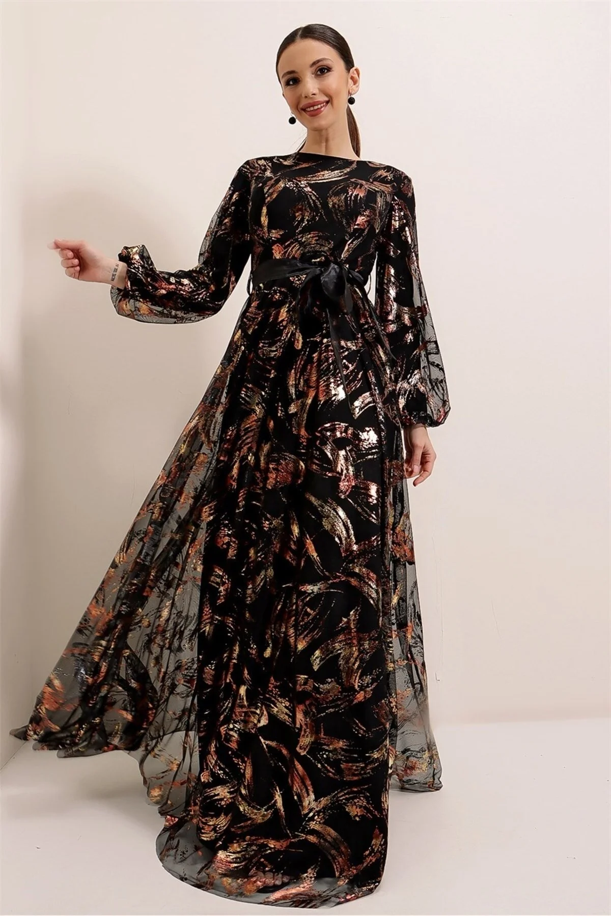 By Saygı  Vergoldetes langes Kleid mit Gürtel und Taillenfutter in Schwarz-Bronze