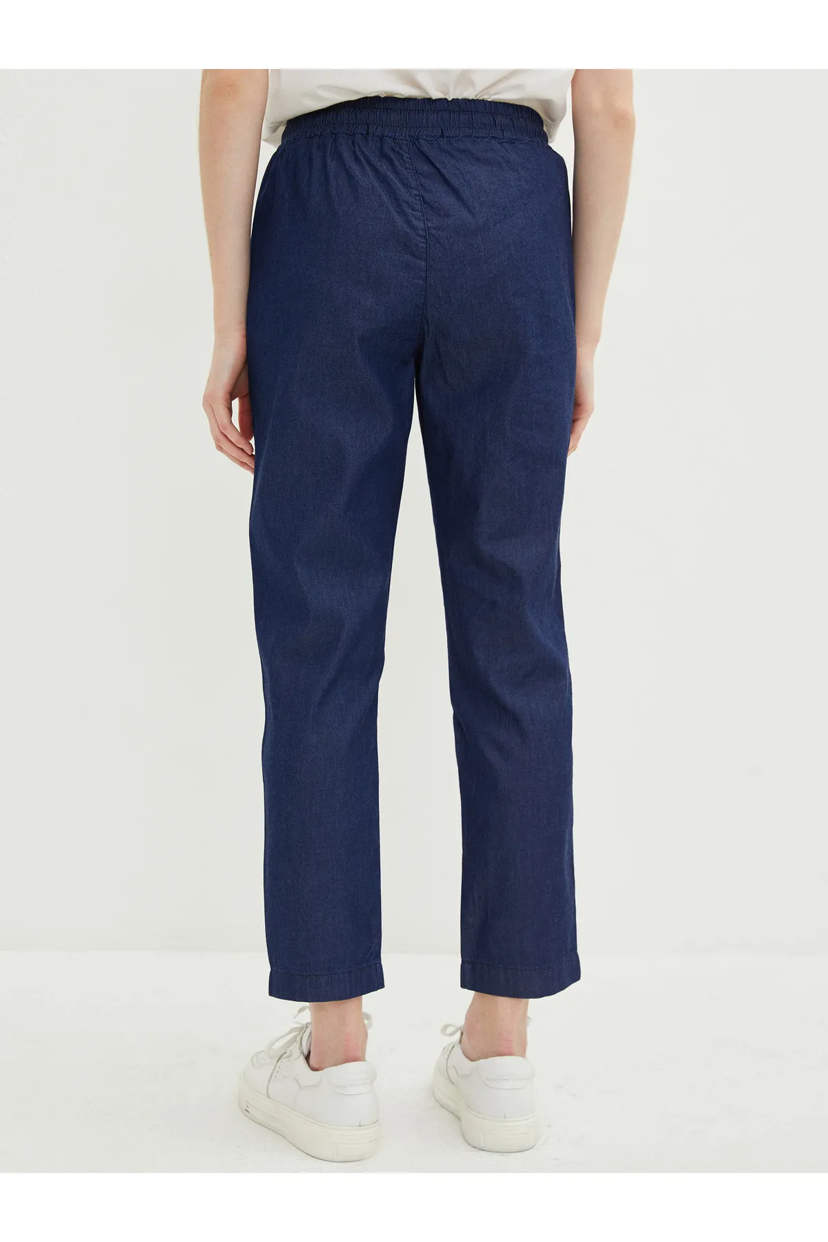 LC Waikiki  Bequeme Passform, gerade geschnittene Jeanshose für Damen mit Taschendetail und elastischem Bund