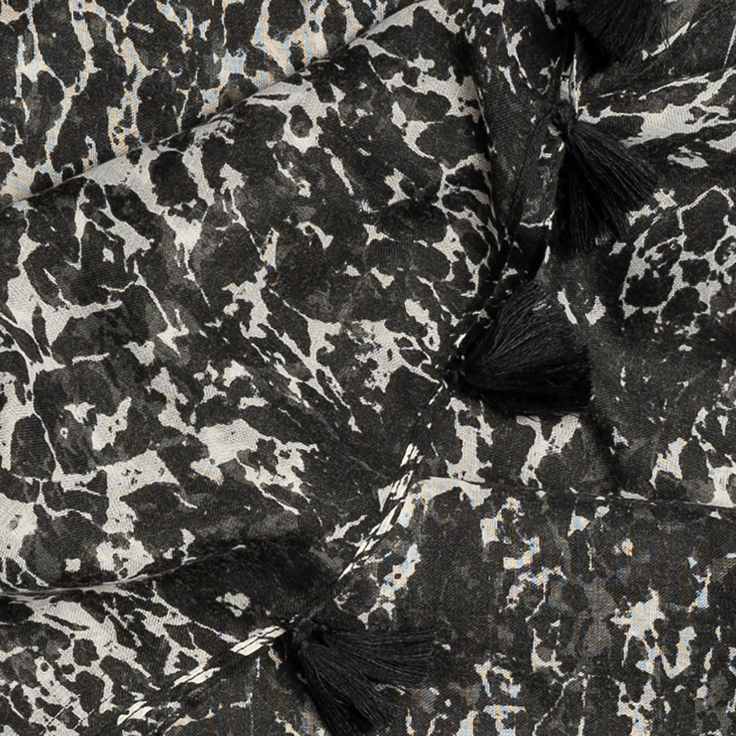 Foulard TEXTO noir imprimé marbre