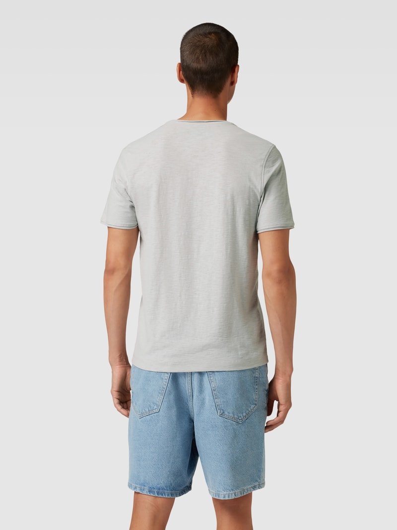 Regular Fit T-Shirt aus Baumwolle mit V-Ausschnitt in hellgrau