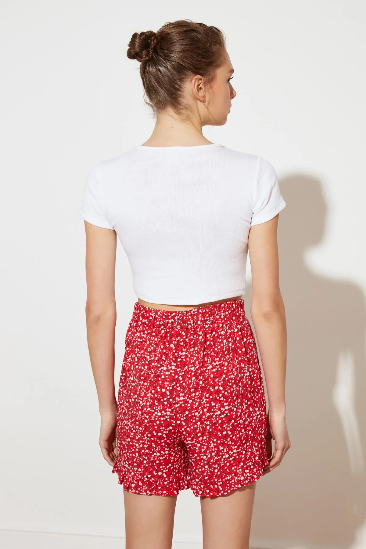 Trendyol Collection  Roter zweireihiger Shortsrock aus gewebter Viskose mit Rüschen und Blumenmuster TWOSS21SR0090