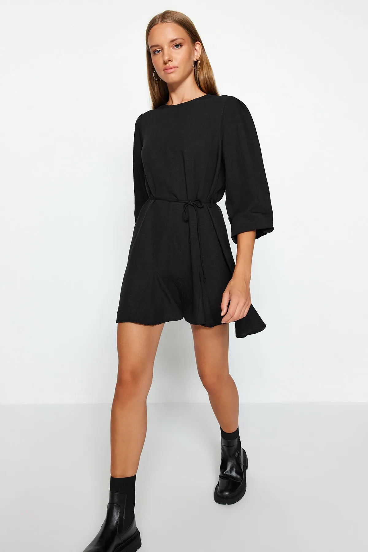 Trendyol Collection  Schwarzes, gerade geschnittenes Mini-Webkleid mit Rundhalsausschnitt und Gürtel TWOAW24EL00337