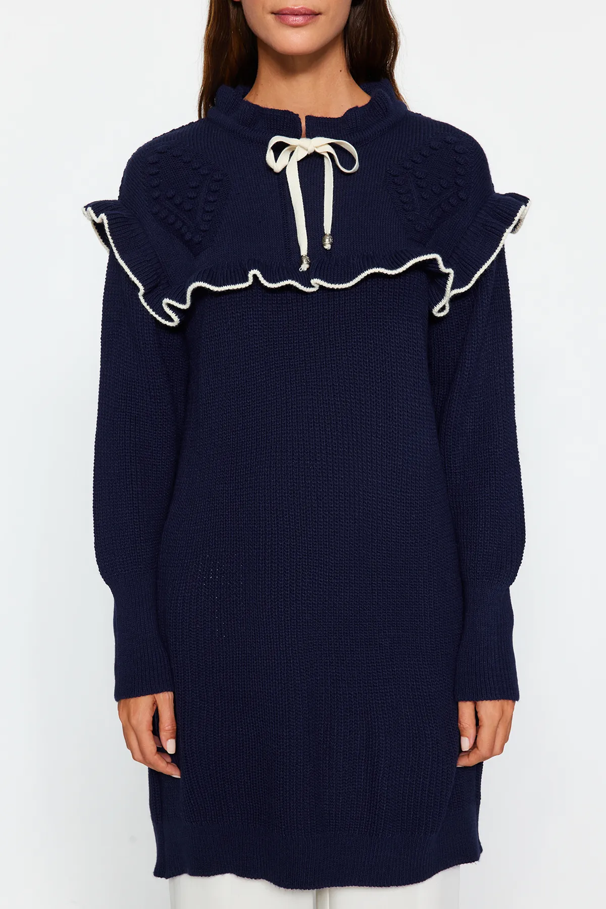 Trendyol Modest  Marineblauer, cremefarbener Strickpullover mit Paspelierung TCTAW24AK00171