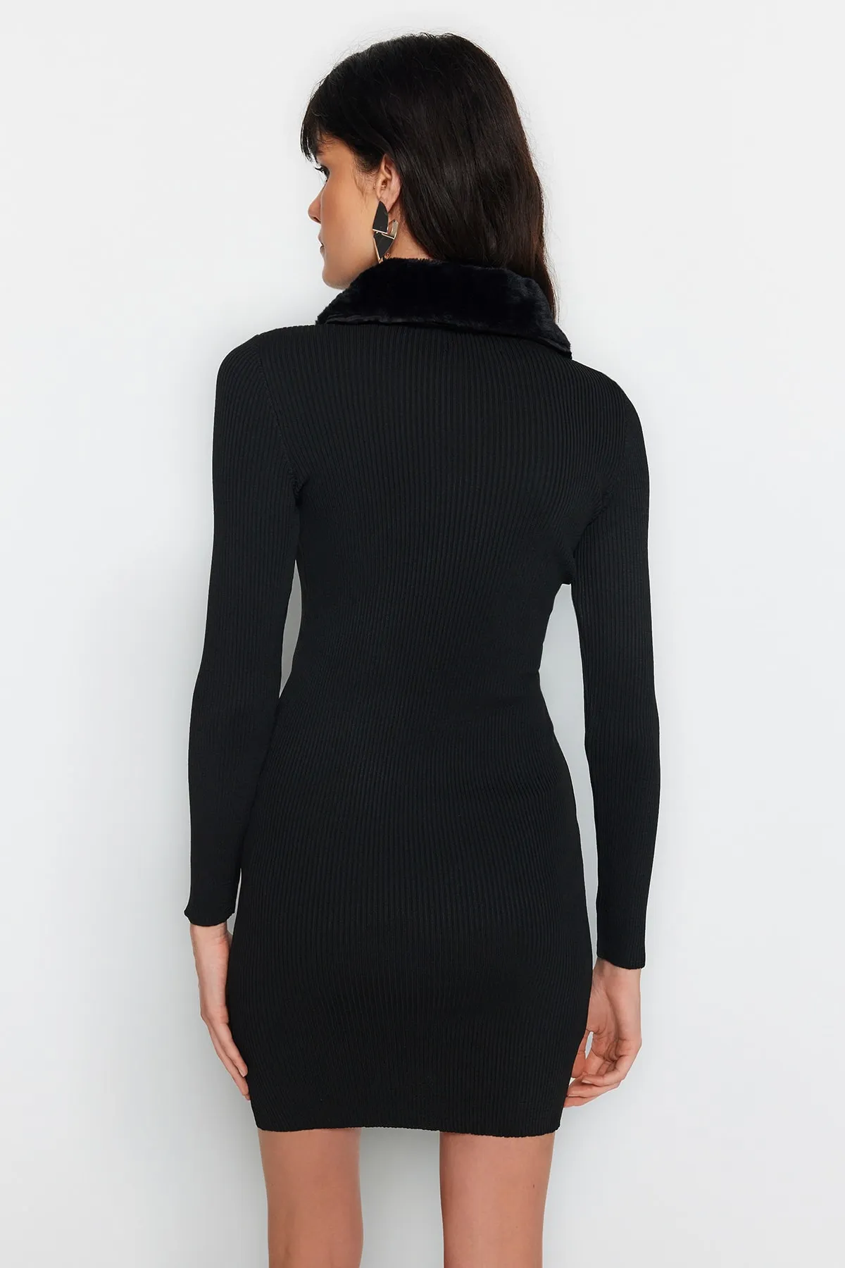 Trendyol Collection  Schwarzes Mini-Strickkleid mit Kunstfelldetails TWOAW24EL00022