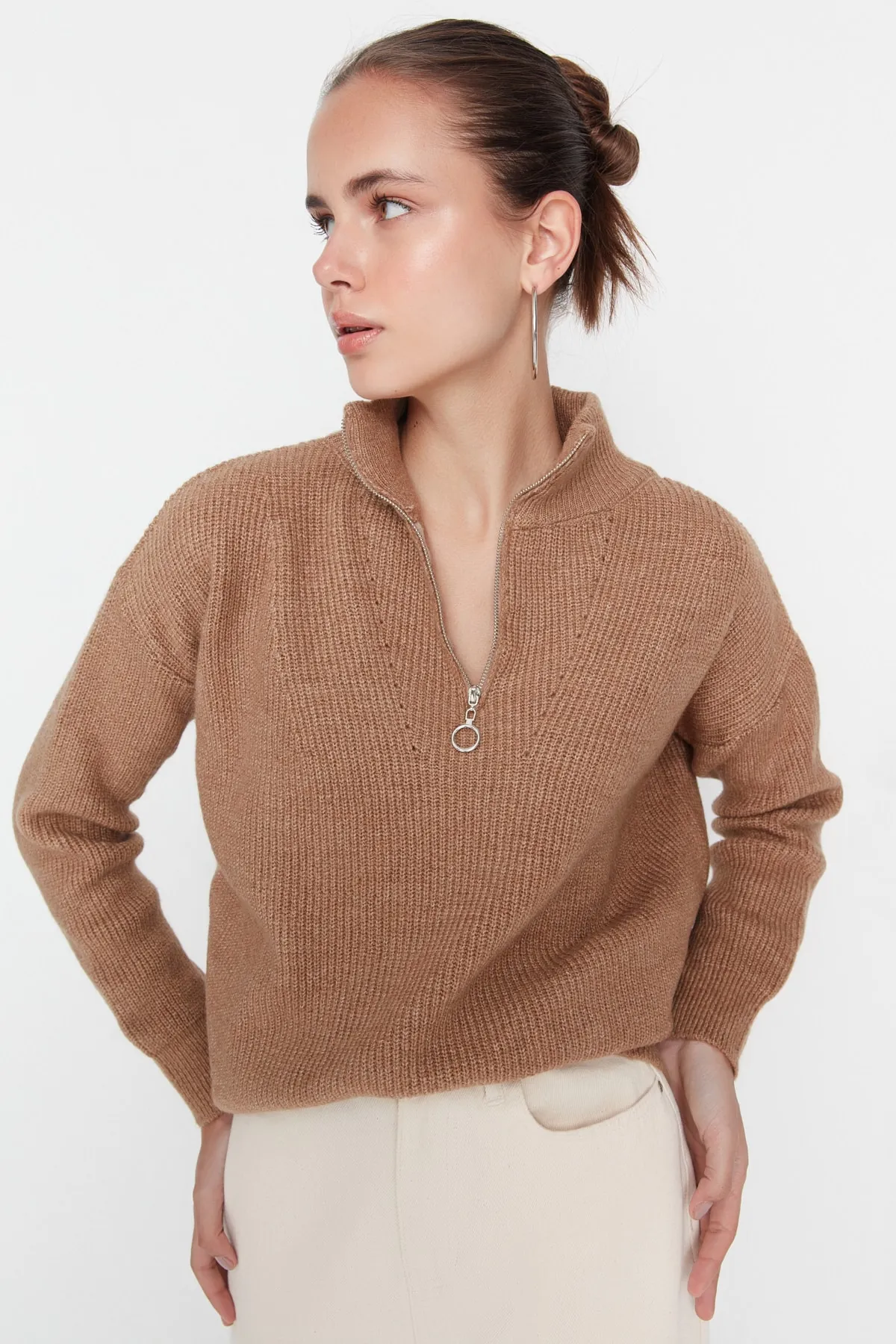 Trendyol Collection  Kamelfarbener Strickpullover mit weicher Struktur und Reißverschluss TWOAW20XS0009