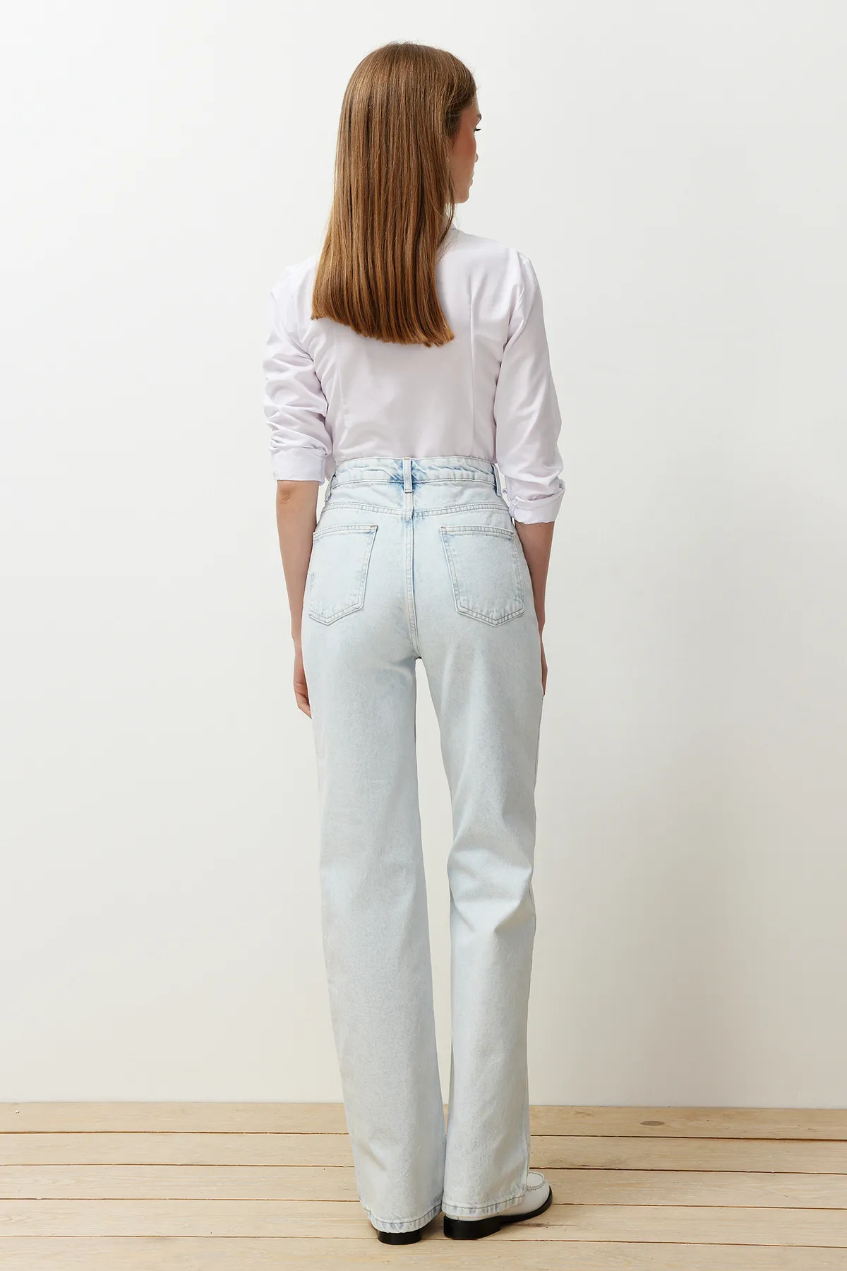 Trendyol Collection  Eisblaue Jeans mit hoher Taille und weitem Bein TWOSS23JE00068