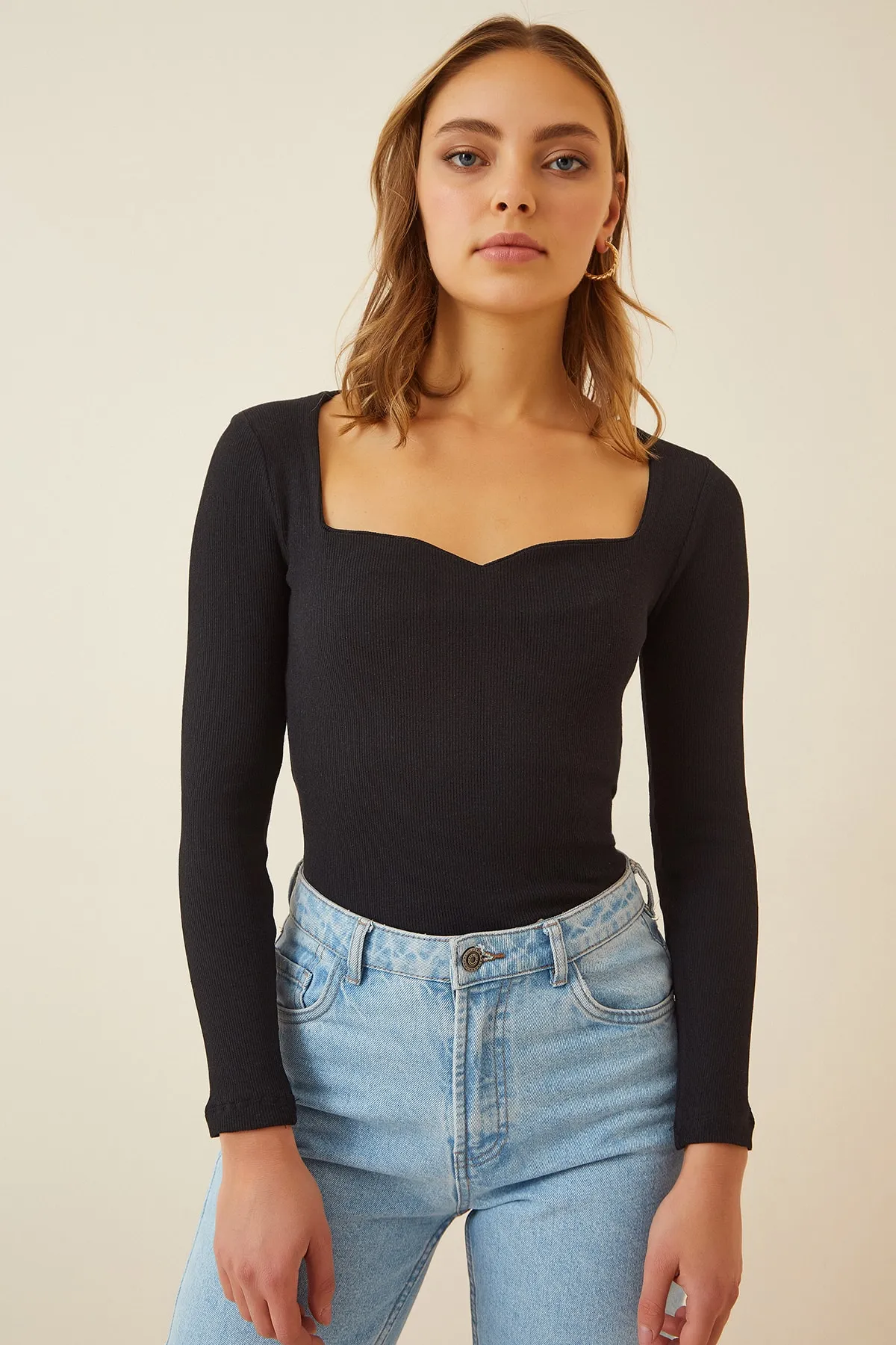 Happiness İstanbul  Schwarze schnurgebundene Strickbluse für Damen mit herzförmigem Ausschnitt GT00100