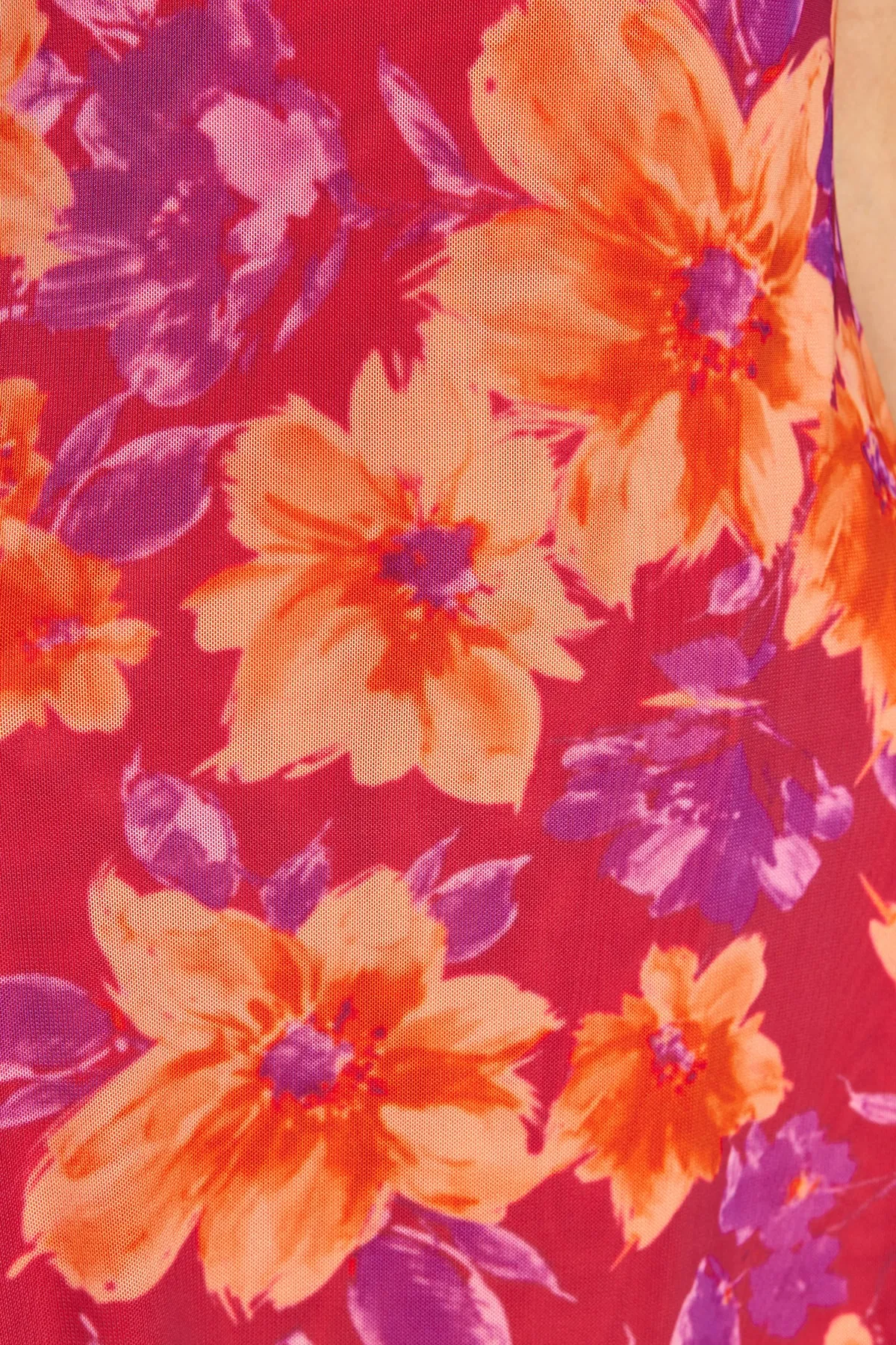 Trendyol Collection  Rosafarbenes Midikleid mit Blumenmuster, Schlitz, detailliertem Futter und Tüllträgern TWOSS23EL01453