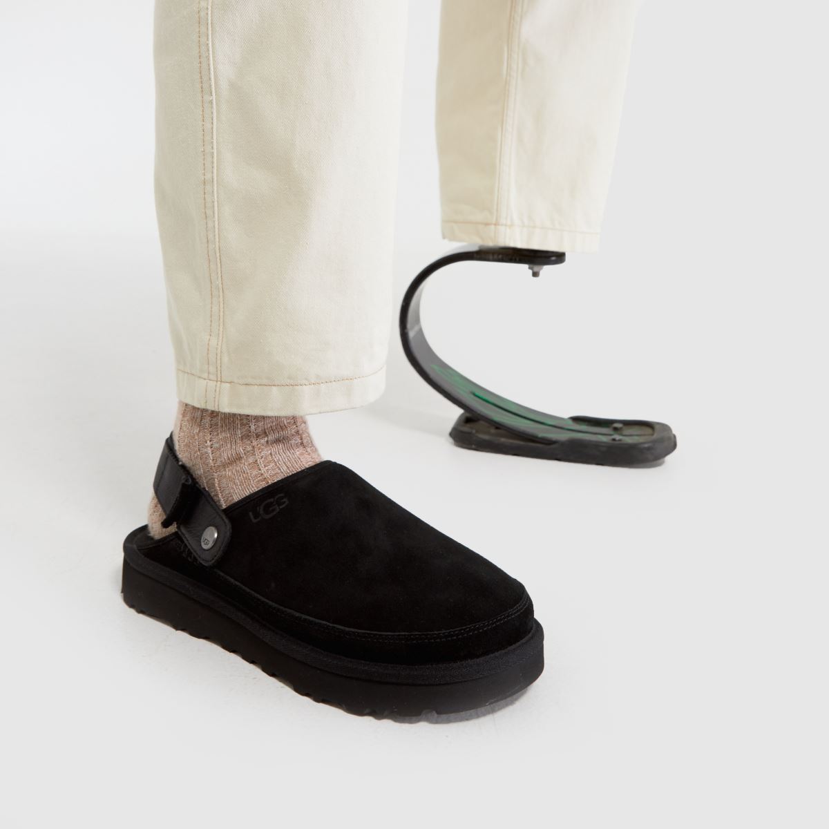 UGG Goldencoast klumpa szandál fekete színben