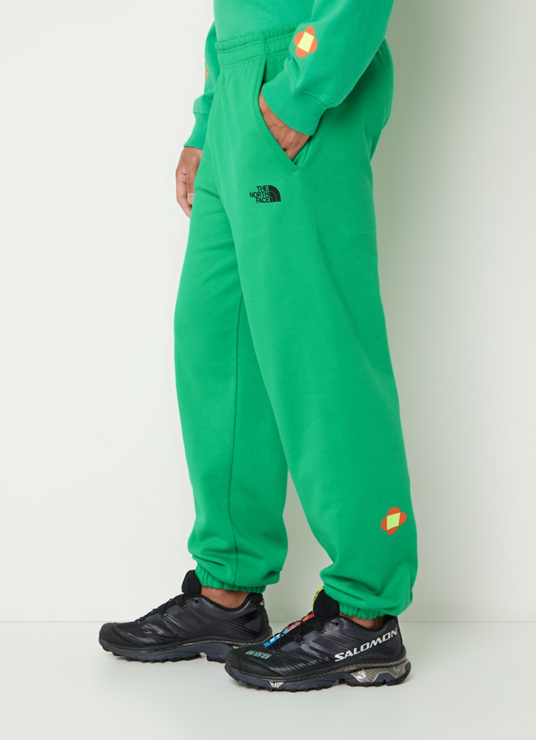 Pantaloni de trening slim fit The North Face TNF x Yinka Ilori cu imprimeu logo