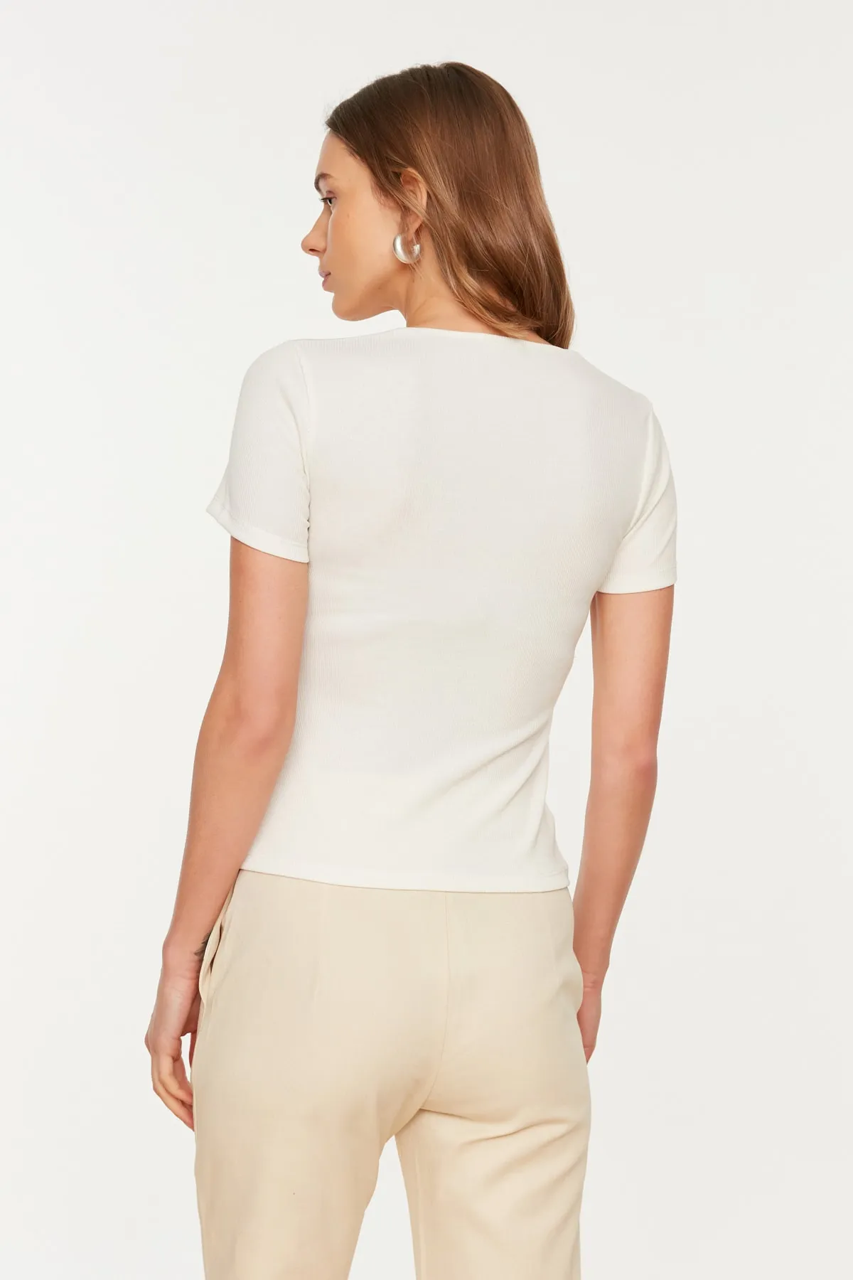 Trendyol Collection  Ecru, taillierte, gerippte, dehnbare Strickbluse mit herzförmigem Ausschnitt TWOSS22BZ1221