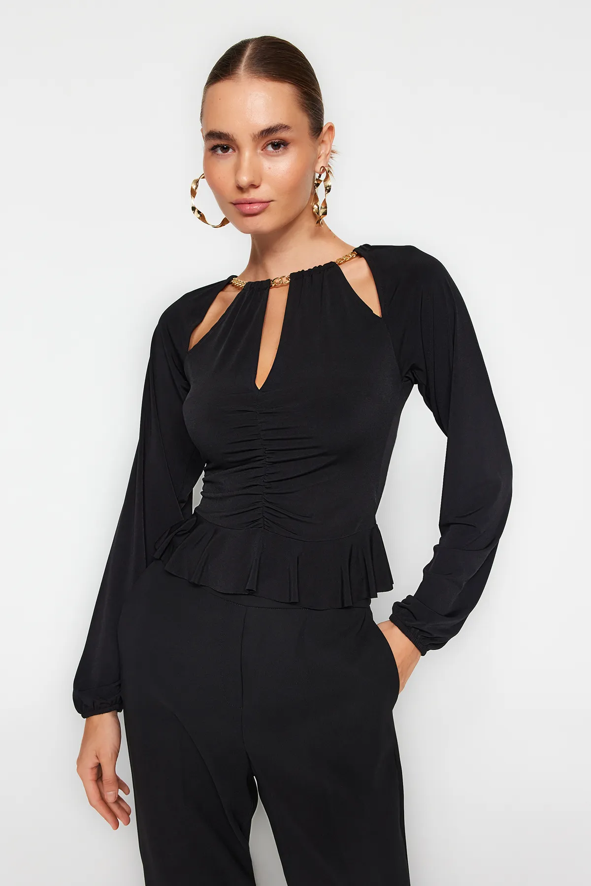 Trendyol Collection  Schwarze Strickbluse mit Fenster/Ausschnitt und detailliertem Accessoire TPRAW24BZ00053