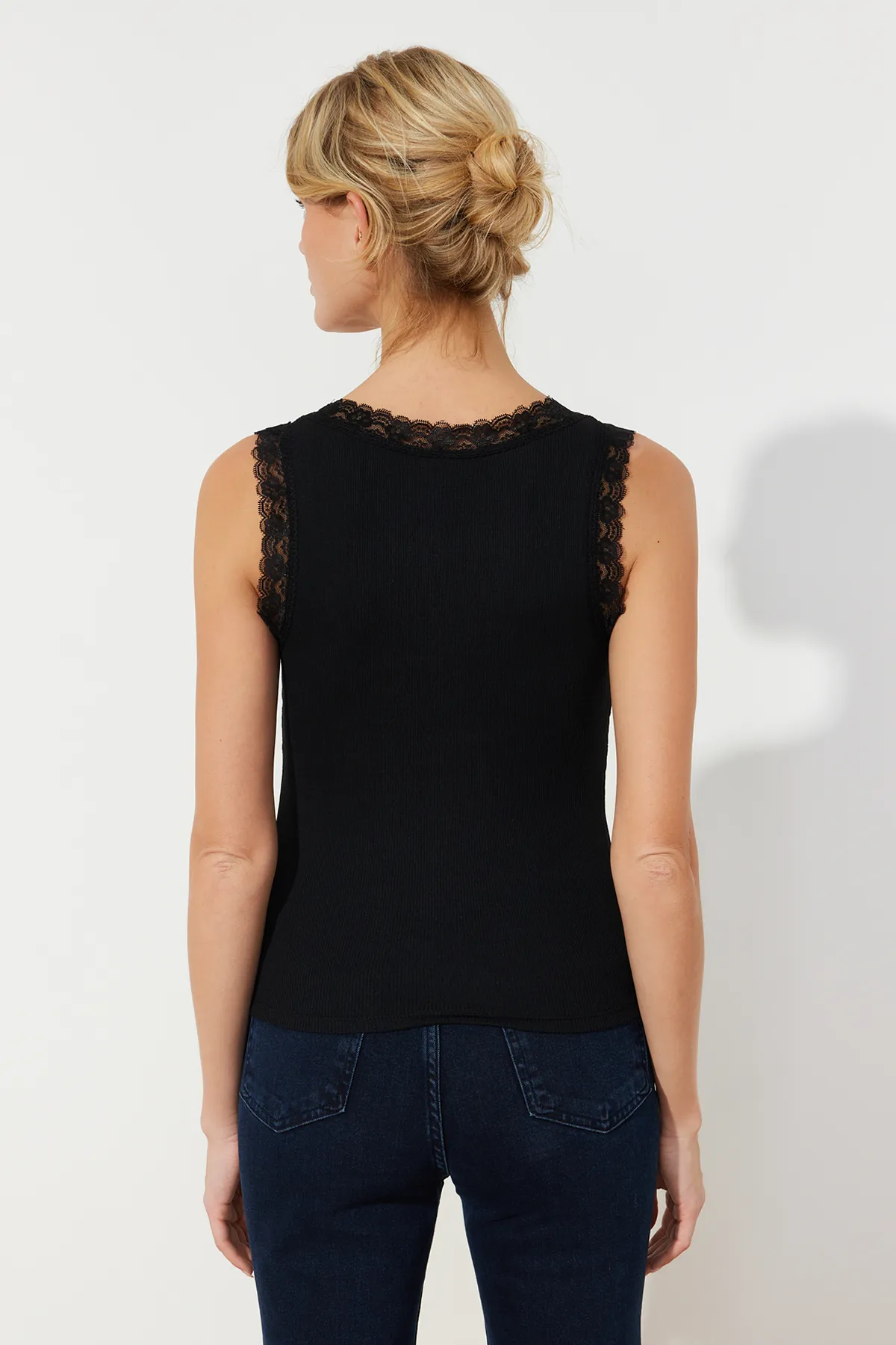 Trendyol Collection  Schwarzes, figurbetontes Unterhemd aus flexiblem, geripptem Strick mit Spitzendetails TWOSS24AL00010