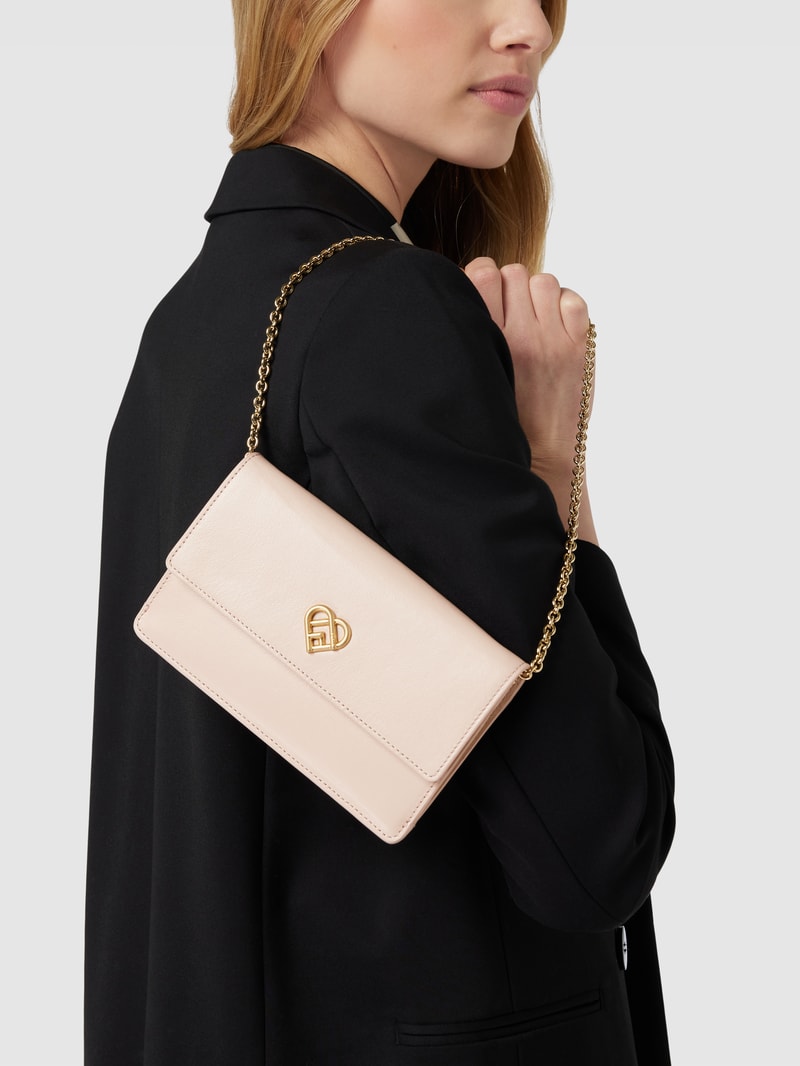Clutch mit Label-Applikation in rosé