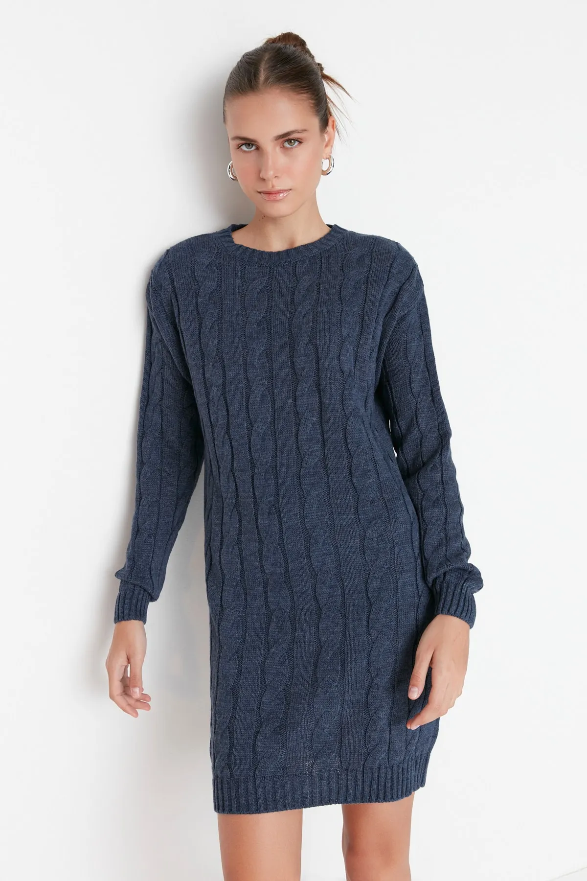 Trendyol Collection  Marineblaues gestricktes, detailliertes Strickkleid TWOAW23KZ01298