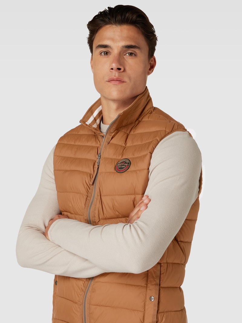 Steppweste mit Label-Patch in haselnuss braun