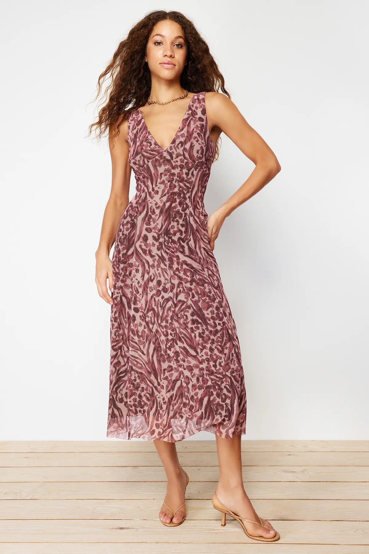 Trendyol Collection  Braunes Tüllkleid mit V-Ausschnitt und Blumen- und Leopardenmuster TWOSS24EL00384