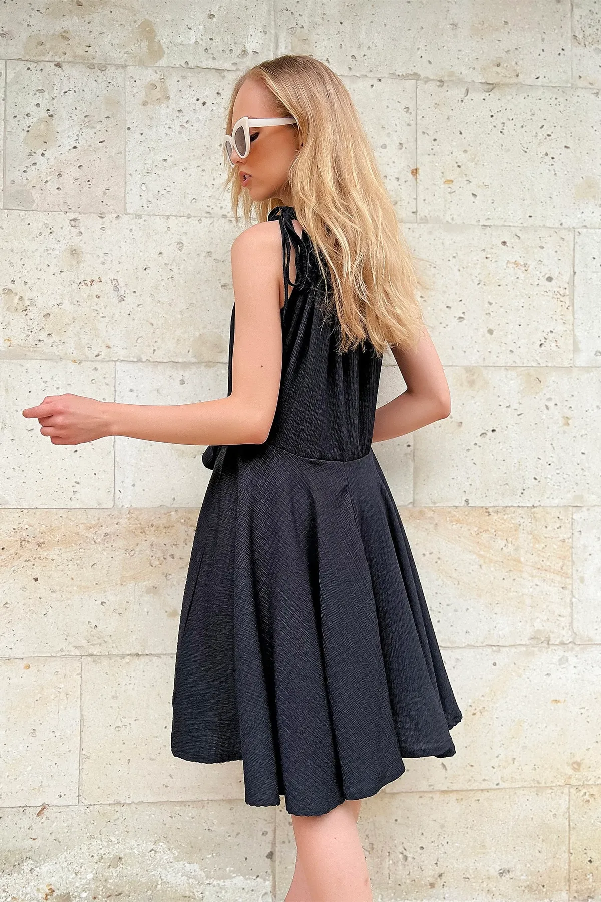 Trend Alaçatı Stili  Schwarzes, ausgestelltes Kleid mit Kragen und Raffung und Gürtel für Damen ALC-771-001