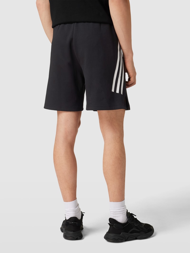 Sweatshorts mit Label-Print in schwarz