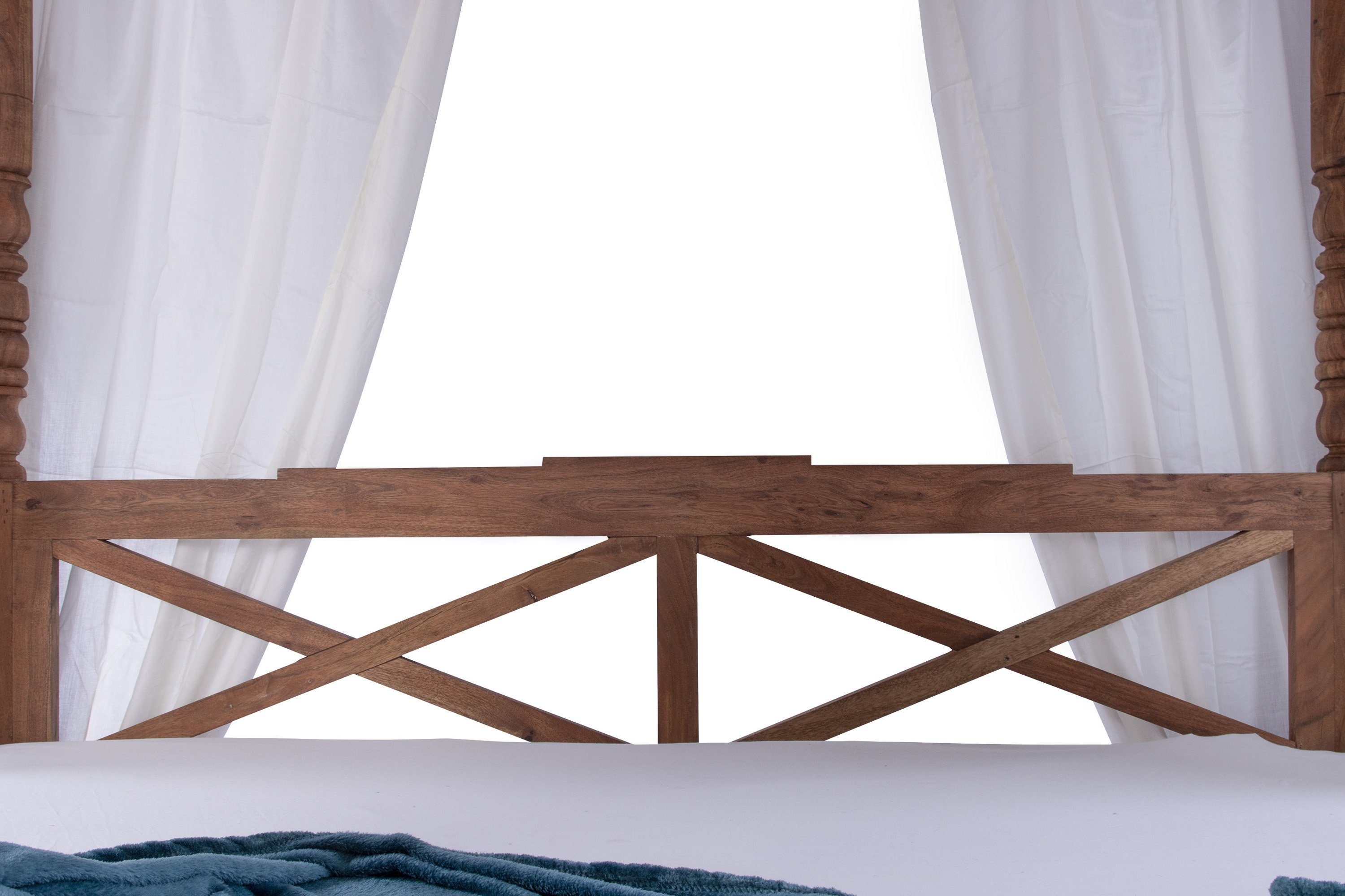 Junado® Himmelbett Holly, massives Akazienholz, in stone- oder nougatfarben erhältlich, verschiedene Größen wählbar, mit hellem Stoffvorhang
