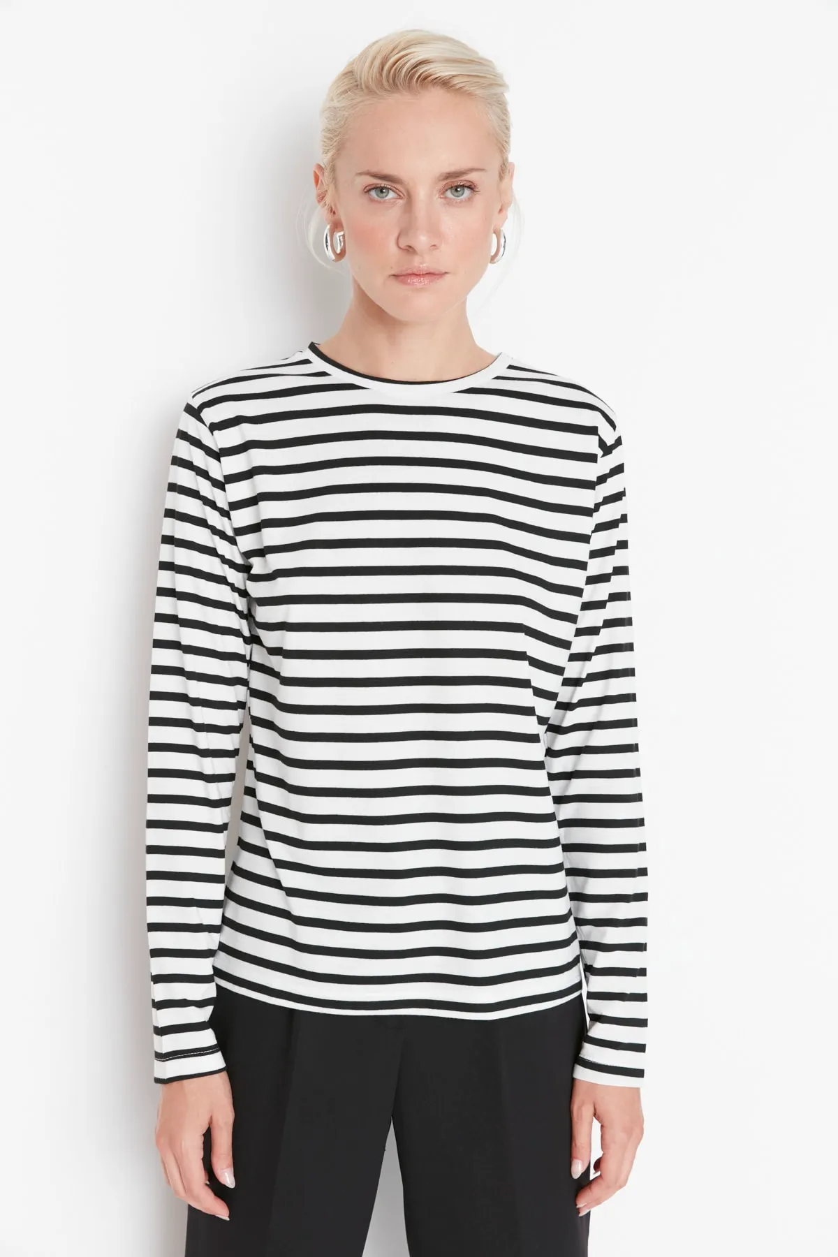 Trendyol Collection  Weiß gestreiftes Basic-Strick-T-Shirt TWOAW23TS00002