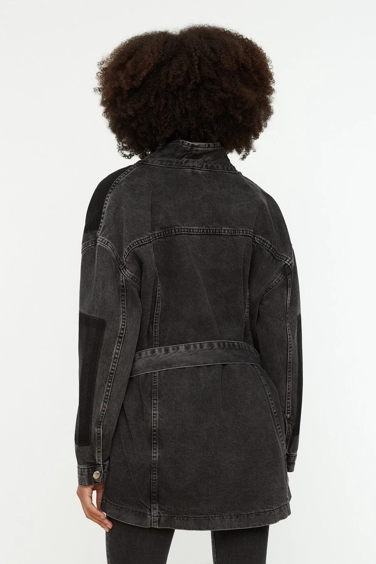 Trendyol Collection  Anthrazitfarbene, übergroße Jeansjacke mit Farbblock und Gürtel TWOSS21CE0186