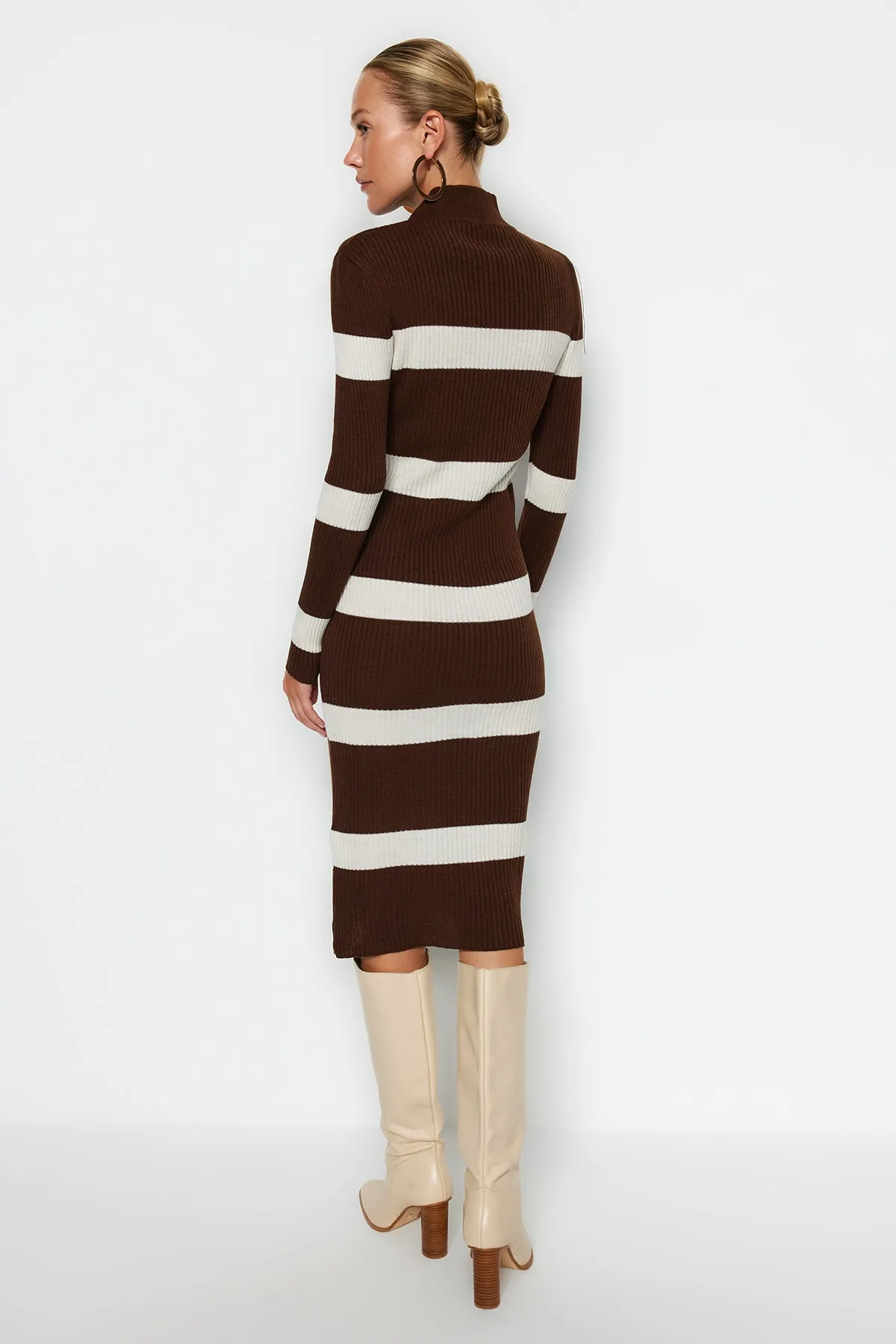 Trendyol Collection  Braunes Midi-Strickkleid mit hohem Kragen TWOAW23EL00226