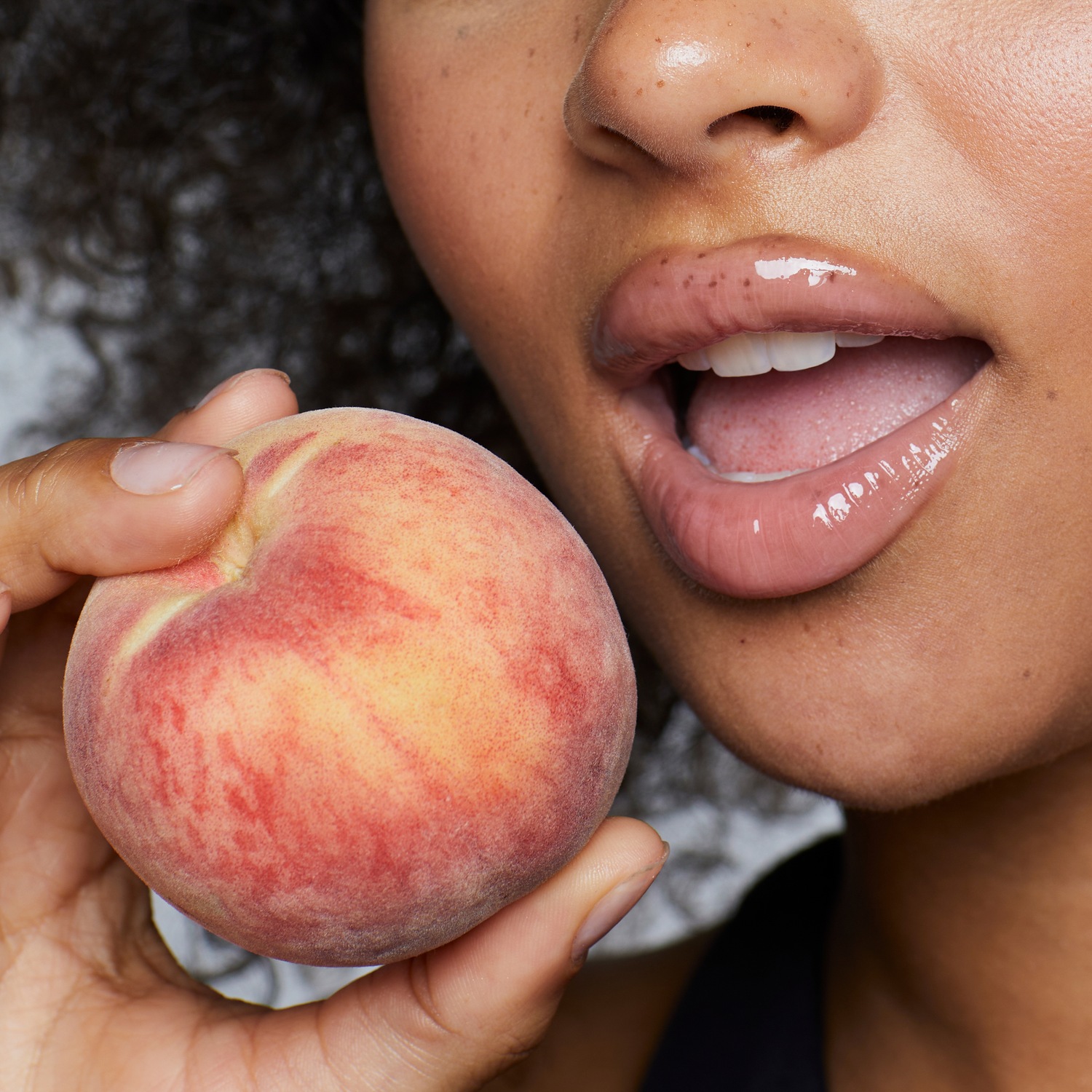 Glowy Lip Oil - Intensive Pflege mit verführerischem Glanz