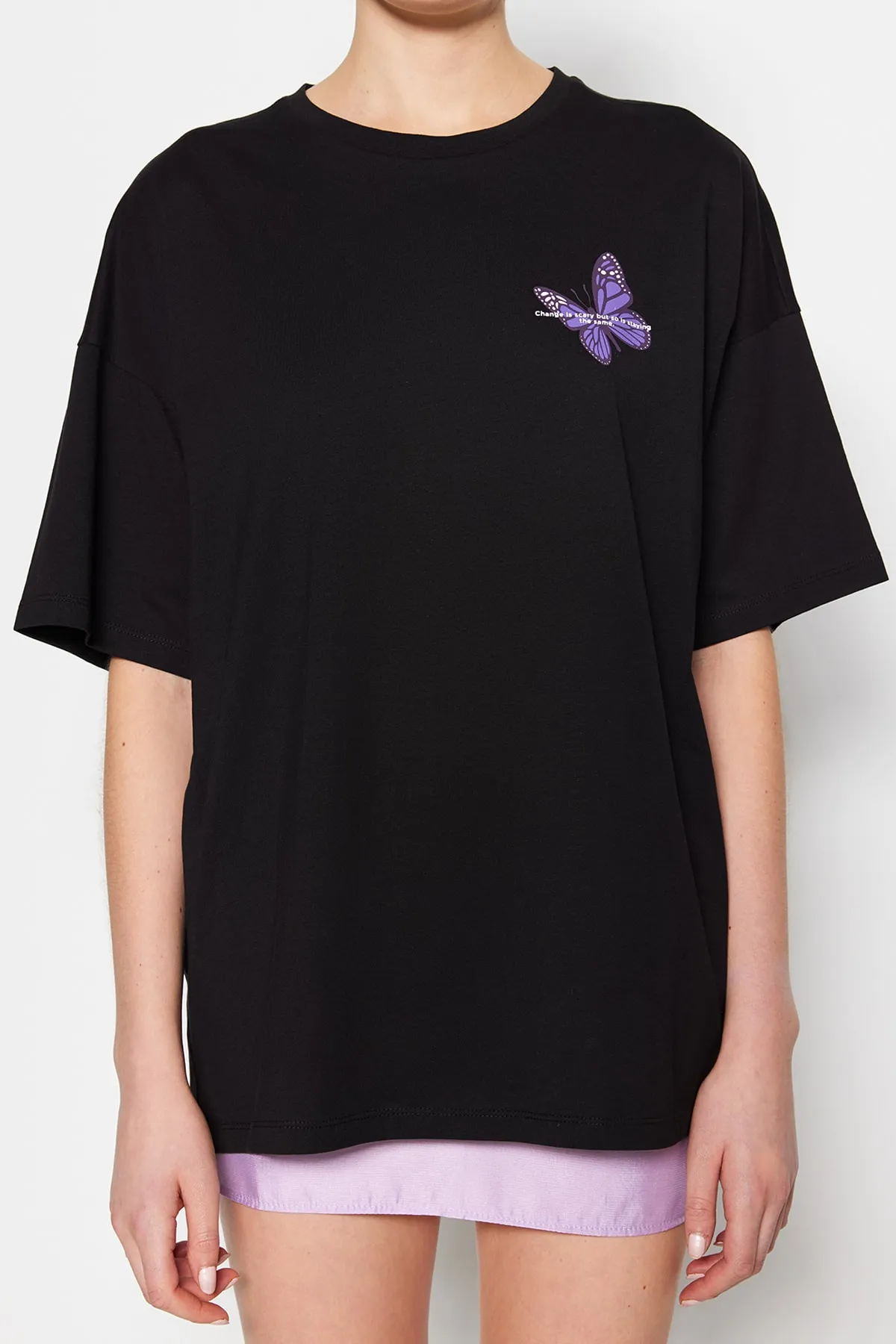 Trendyol Collection  Schwarzes Strick-T-Shirt mit Schmetterlingsdruck aus 100 % Baumwolle auf der Vorder- und Rückseite mit übergroßem/breitem Muster TWOSS23TS00188