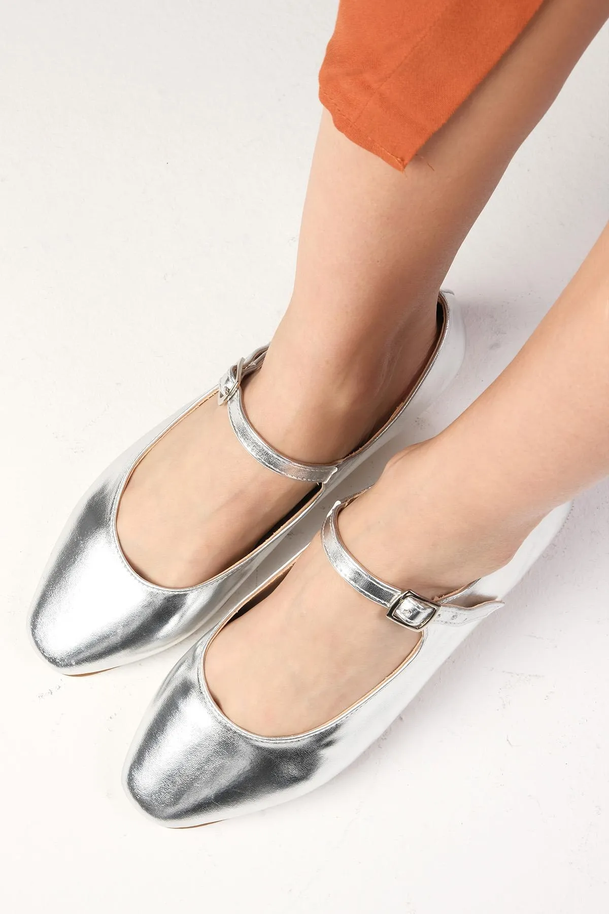 Mio Gusto  Gillian Silberfarbene Damen-Ballerinas mit stumpfer Zehenpartie