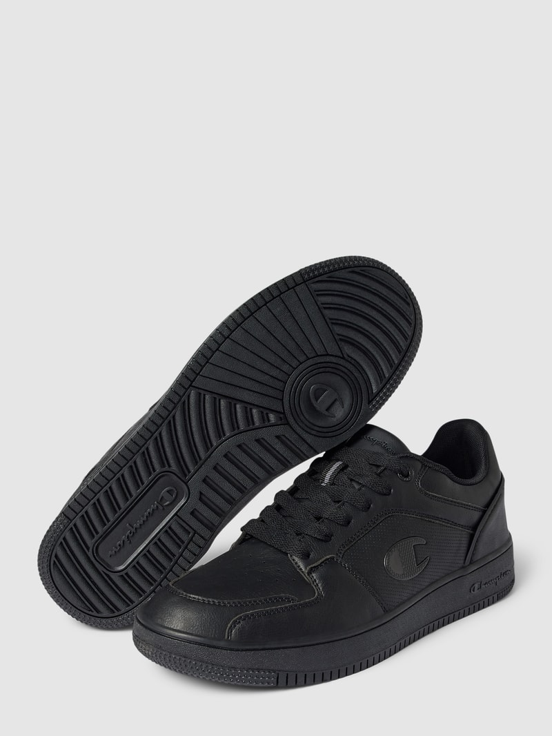 Sneaker mit Label-Detail in schwarz