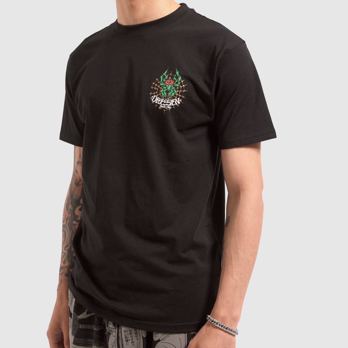 Santa Cruz – Svart t-shirt med rosmönster
