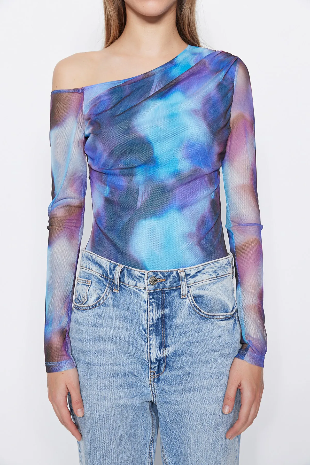 Trendyol Collection  Blau gemusterter, transparenter, hinten anliegender, flexibler Strickbody mit Druckknopfverschluss TWOSS23BD00024