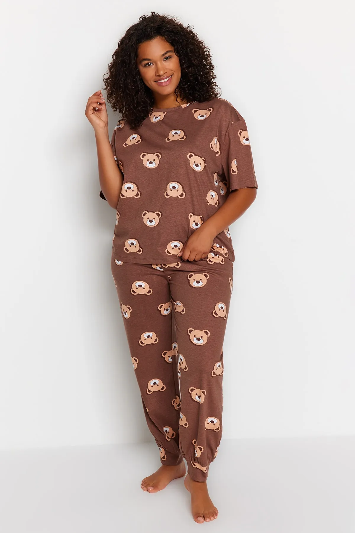 Trendyol Curve  Braunes Pyjama-Set aus Strick mit Teddybär-Muster TBBAW23AI00039