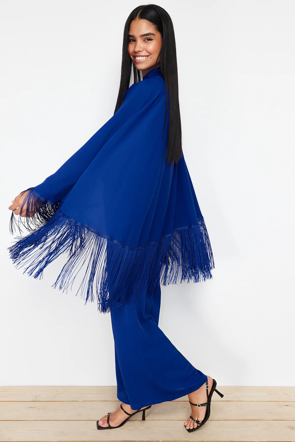 Trendyol Modest  Marineblauer Cape-Jumpsuit mit Quasten, Abendkleid TCTAW24DB00007