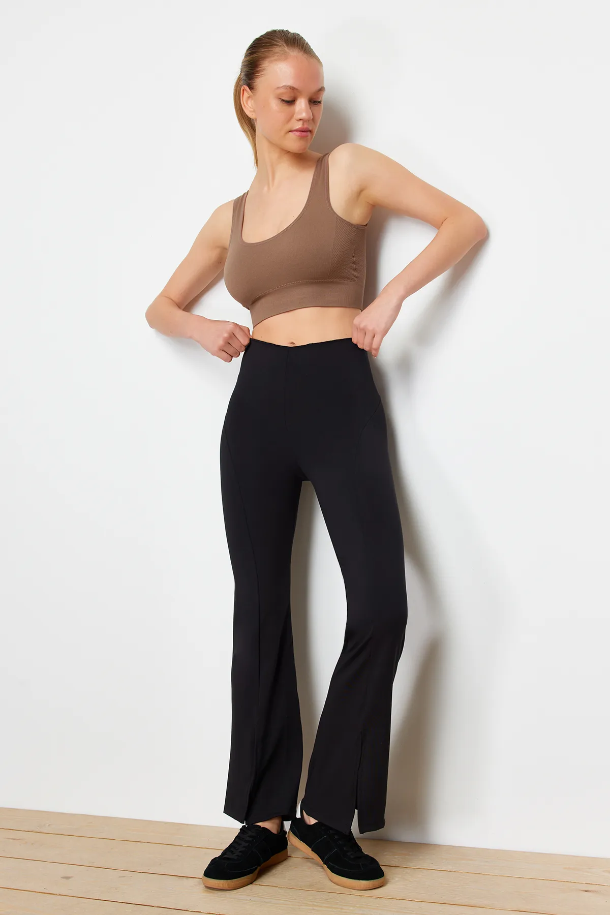 Trendyol Collection  Schwarze Sport-Jogginghose aus Scuba-Stoff mit Schlitz im spanischen Beinstil - THMSS24EA00003